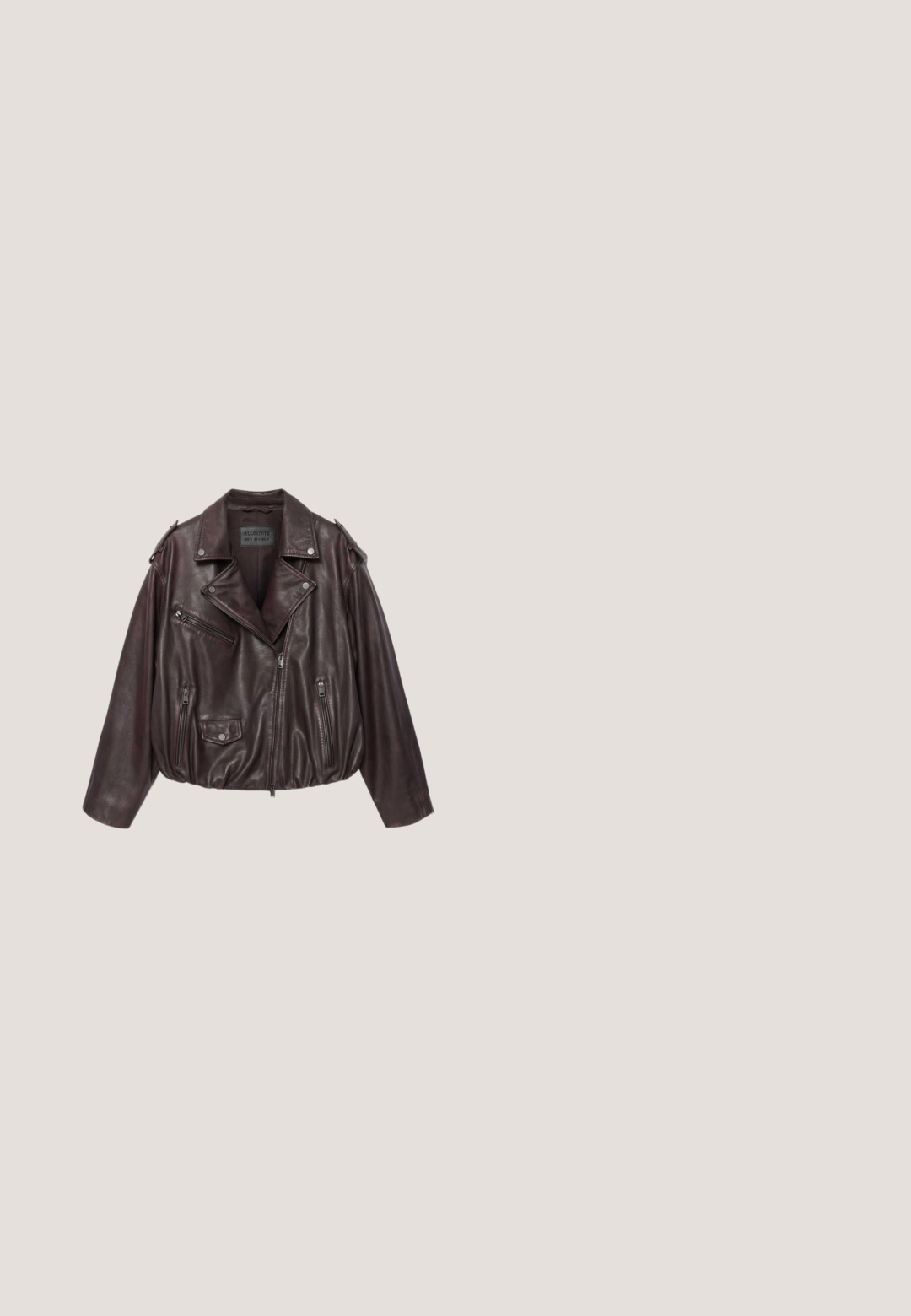 Dunkelbraune Leder-Bikerjacke mit asymmetrischem Frontreißverschluss, drei Reißverschlusstaschen und einer mit Knopf verschlossenen Klappentasche, flach auf weißem Hintergrund liegend.; Dunkelbrauner, fuzziger Strickpullover mit V-Ausschnitt, langen Ärmeln und gerippten Bündchen auf einem schlichten weißen Hintergrund.; Beige und dunkelgrau karierte Flanellhemd. Verfügt über eine durchgehende Knopfleiste, zwei Brusttaschen und einen umklappbaren Kragen. Locker sitzendes Design.; Hellblaue Denim-Jeans im Schlagdesign mit hoher Taille, ausgefransten Stellen und einem rohen Saum. Weicher Stoff mit lockerer Passform.; Braune Leder-Schnürstiefel mit gelben Nähten, runder Zehenpartie und robuster Gummisohle. Verfügt über eine Zuglasche an der Ferse für einfaches Anziehen.; Graue gerippte Strickmütze mit umgeschlagenem Bund und einem Lederetikett; passender grauer Infinity-Schal mit ähnlicher gerippter Textur und Muster.