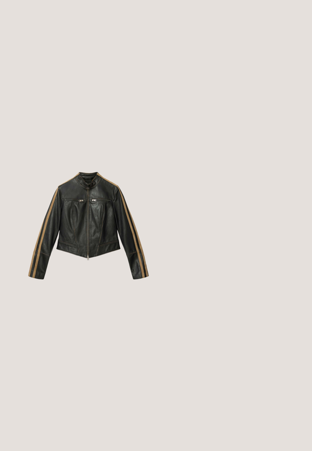 Chaqueta de cuero negra para motociclista con doble raya marrón en las mangas, cremallera frontal, bolsillos con cremallera en el pecho y cuello con botones a presión.; Top de malla negro de manga larga con un patrón de media luna y estrella en dorado, de longitud corta y detalle de dobladillo en forma de ondas.; Jeans skinny de cuadros rojos con un diseño ajustado, que cuentan con líneas amarillas y negras, cierre de botón y bolsillos frontales estándar.; Koi Footwear SHACKLED SHADOWS HEAVY DUTY CHAIN - Botines camperos - black; Collar de cadena de plata con grandes eslabones, adornado con rhinestones transparentes en secciones alternas, con cierre de cadena ajustable.; Collar de cadena plateada con pequeños detalles metálicos rectangulares espaciados uniformemente y un cierre ajustable sobre un fondo blanco.
