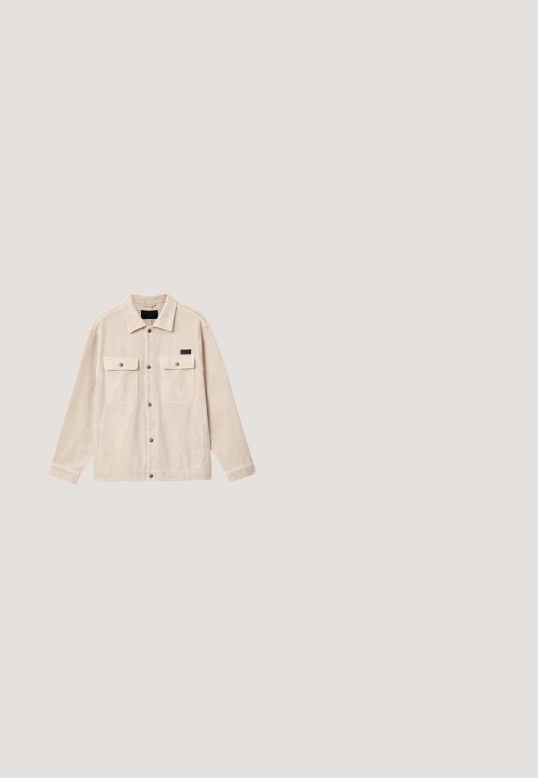Veste en velours côtelé beige avec col, boutons-pression, deux poches à rabat sur la poitrine et poches latérales, posée à plat sur fond blanc.; Pull en maille gris à manches longues avec un col rond et une étiquette blanche indiquant "NN. 07" au col.; Pantalon de survêtement gris clair avec taille élastique et poches latérales, coupe droite, fabriqué en tissu doux.; Bottine montante lacée en cuir marron foncé avec bout renforcé, languette de traction au talon et semelle en caoutchouc noire avec motif antidérapant.; Lunettes de soleil rectangulaires sans monture avec des verres marron foncé et des branches et un pont nasal métalliques fins de couleur marron, présentées sur un fond blanc.; Petit sac bandoulière noir avec poche zippée à l'avant, sangle en tissu réglable et accents en cuir sur le panneau avant supérieur.