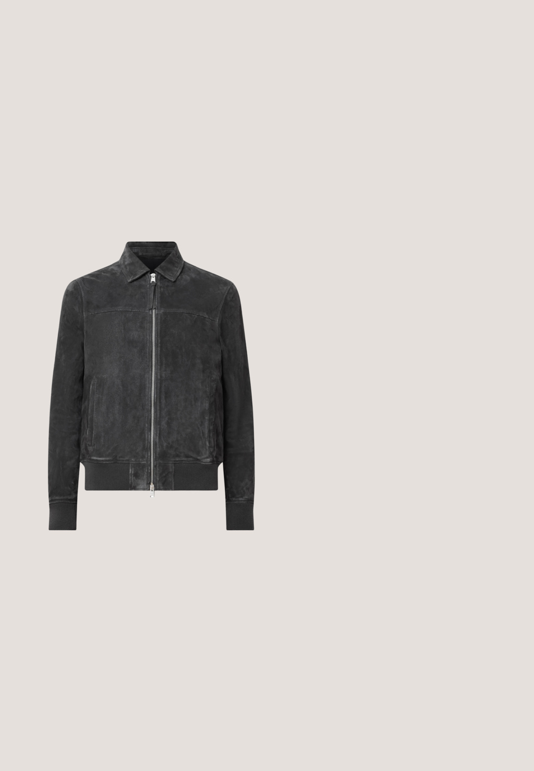 Sort suede bomberjakke med lynlås foran, to sidelommer og ribbede manchetter og kant. Har et klassisk kravedesign.; Kortærmet t-shirt i creme med vandrette olivengrønne striber, med rund halsudskæring og blødt bomuldsstof.; Denimjeans i flødefarve med lige ben-design, der har fem lommer, en forreste knaplukning og subtile syningsdetaljer.; Gul stof sandal med to justerbare remme, sort gummisål, struktureret fodseng og hvid detalje på sålen. Sidevinkel.; Sorte aviator-solbriller med mørke linser, metalramme, tynde arme og et minimalistisk design. Bemærkelsesværdige brandmarkeringer på rammen.; Wojas Computertasker - czarny