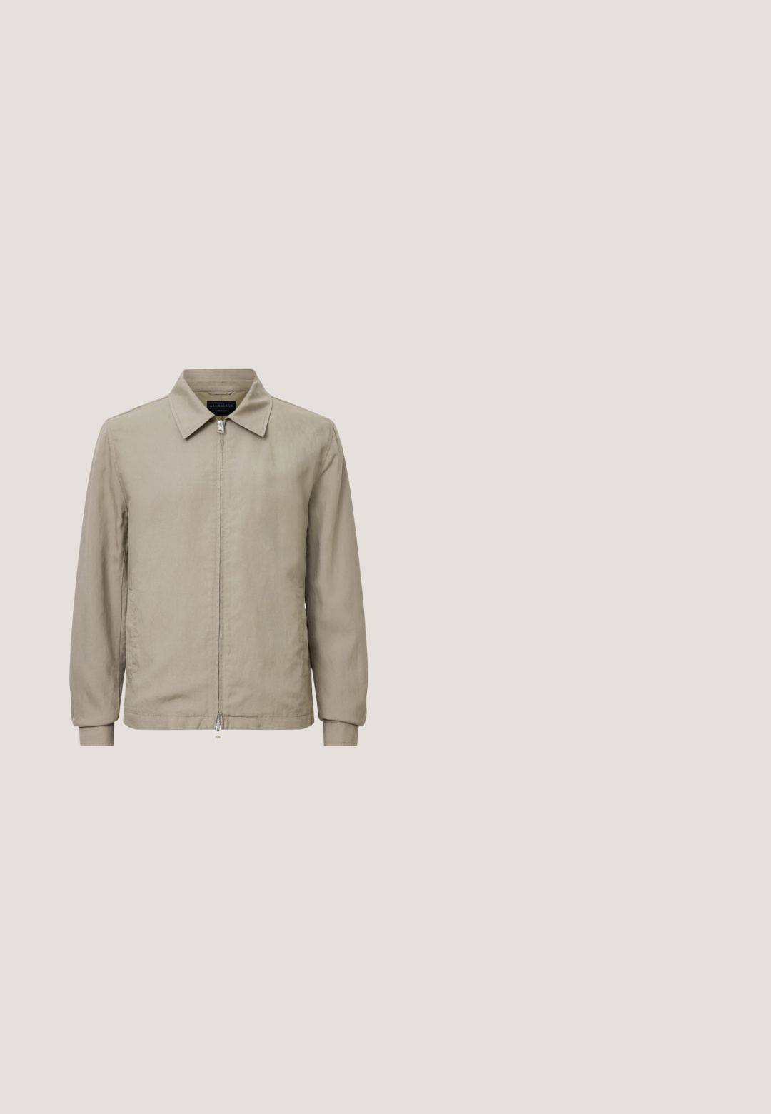 Beige Kapuzenjacke mit Reißverschluss, Kragen, langen Ärmeln und glatter Textur; verfügt über einen Frontreißverschluss und minimalistische Designelemente.; Kurzarm-Hemd in hellbeige mit strukturiertem Muster, Knopfleiste und einer Brusttasche. Der Stoff wirkt leicht und atmungsaktiv.; Bedruckte Shorts in Creme mit navyfarbenem Blumenmuster, ausgestattet mit einem elastischen Bund und Kordelzug, aus leichtem Stoff gefertigt.; Schwarzer Leder-Mokassin mit Schnürung, abgesteppten Nähten und weicher, flacher Gummisohle, seitlich auf weißem Hintergrund dargestellt.; Schwarze, rechteckige Umhängetasche mit geprägtem "cK"-Logo in der unteren rechten Ecke und einer glatten Lederstruktur.; Dünnes Perlenarmband mit Farbverlauf von Braun zu Orange und einem silbernen Verschluss vor weißem Hintergrund.