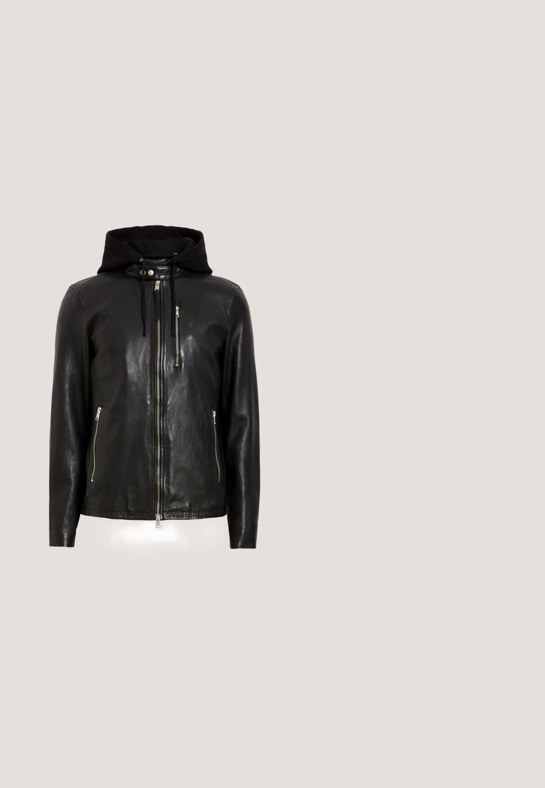 Zwarte leren jack met een afneembare zwarte capuchon, ritssluiting aan de voorkant en twee zijzakken met rits. Glad textuur en aansluitend ontwerp.; Grijze sweatshirts met lange mouwen, voorzien van een gestructureerde afwerking, een ronde hals en raglanmouwen. Heeft een klein logopatch bij de zoom.; AllSaints BRACE CREW - T-shirt basic - CARTER GREY; Heren slim-fit zwarte gewassen jeans met voorste knoop en ritssluiting, vijfzakkenontwerp en subtiele vervaagde details op dijen en knieën.; Zwarte leren enkellaarsjes met een ronde neus, vetersluiting en een lipje aan de achterkant. Geribbelde bovenkant en rubberen zool.; Rechthoekige bruine duffeltas met patroon, zwart lederen bovenkant, twee zwarte handgrepen, verstelbare schouderriem en voorste gespenbanden.