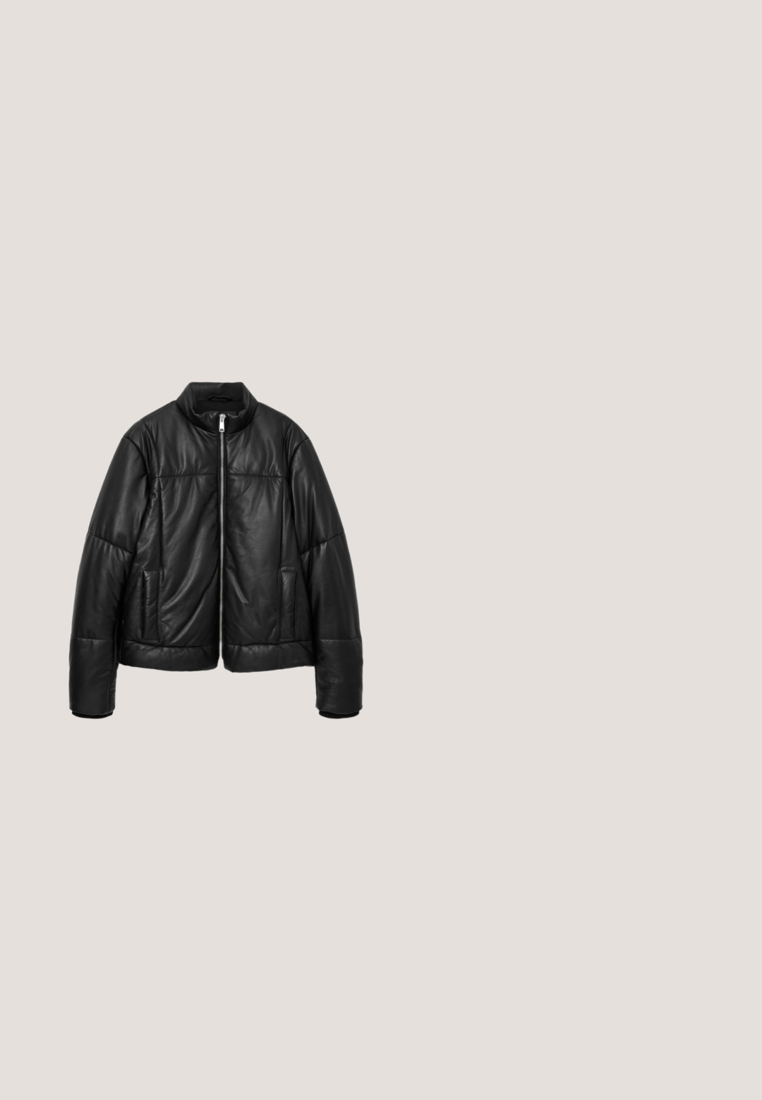Veste en cuir noir avec une fermeture éclaire sur le devant, un col haut et un design rembourré. Elle dispose de deux poches latérales et d'un ourlet court.; Pull bordeaux à manches longues avec col rond, poignets et ourlet côtelés, présentant un petit logo brodé "cK" sur la poitrine gauche.; T-shirt en coton noir avec un col rond. Il présente un petit logo triangulaire rouge et blanc sur la poitrine gauche. Manches courtes, coupe standard.; Jean en denim noir avec une coupe droite ; présente des rivets en cuivre, cinq poches et une fermeture à bouton classique à la taille.; Zign by Zalando LEATHER - Bottines - black; Petit sac bandoulière rectangulaire en cuir noir avec poignée supérieure, fermeture éclair, bandoulière amovible et petit logo de la marque dans un coin avant.