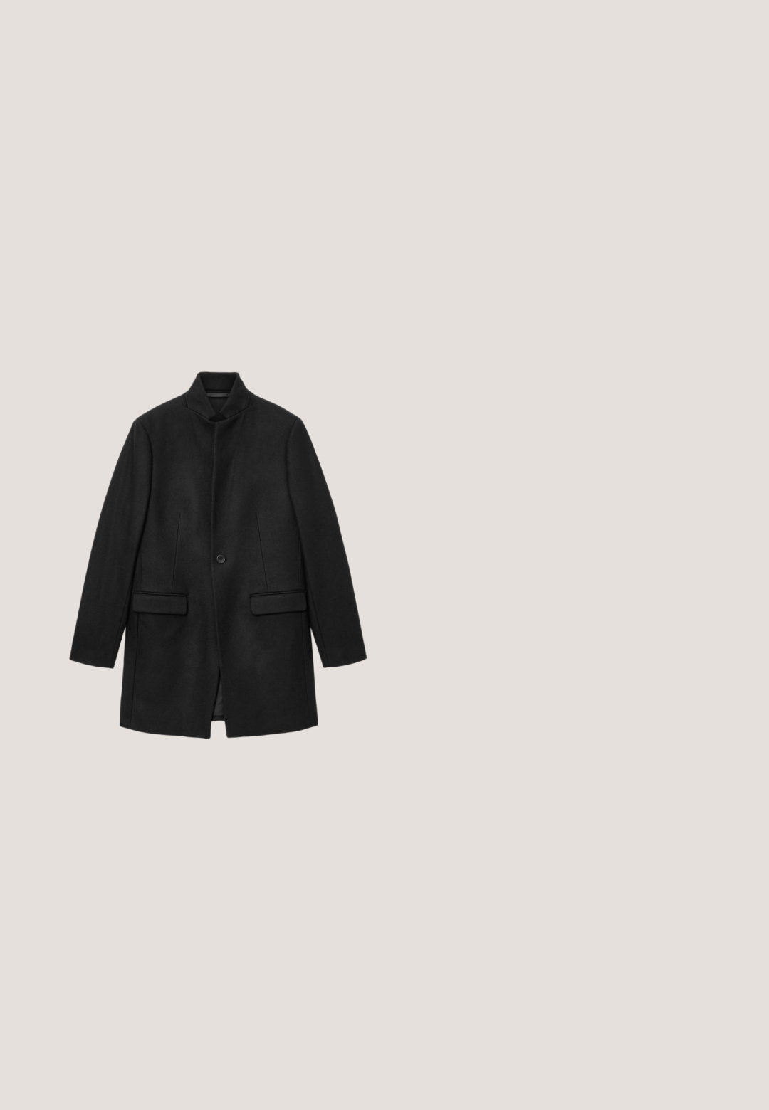 Sort frakke lavet af uld, med høj krave, enkelt knaplukning, to frontlommer og skræddersyet pasform med rene linjer.; Sort turtleneck sweater lavet af blødt materiale, med lange ærmer og en tætsiddende krave. Minimalistisk design uden synlige mønstre.; Knappet skjorte i mørkegrøn, lavet af blødt stof. Har lange ærmer, klassisk krave og et lille logo på brystet.; Sorte, brede fløjl bukser med en glat tekstur, der har to forlommer og et tætsiddende taljebånd.; Sorte læder Chelsea-støvler med elastiske sidepaneler, en glat overflade, rund tå og en lav blokhæl. Har en strop bagpå.; Sort rektangulær laptopstaske med dobbelthåndtag, en aftagelig skulderrem, forlomme med lynlås og en lille centreret mærkeplade.