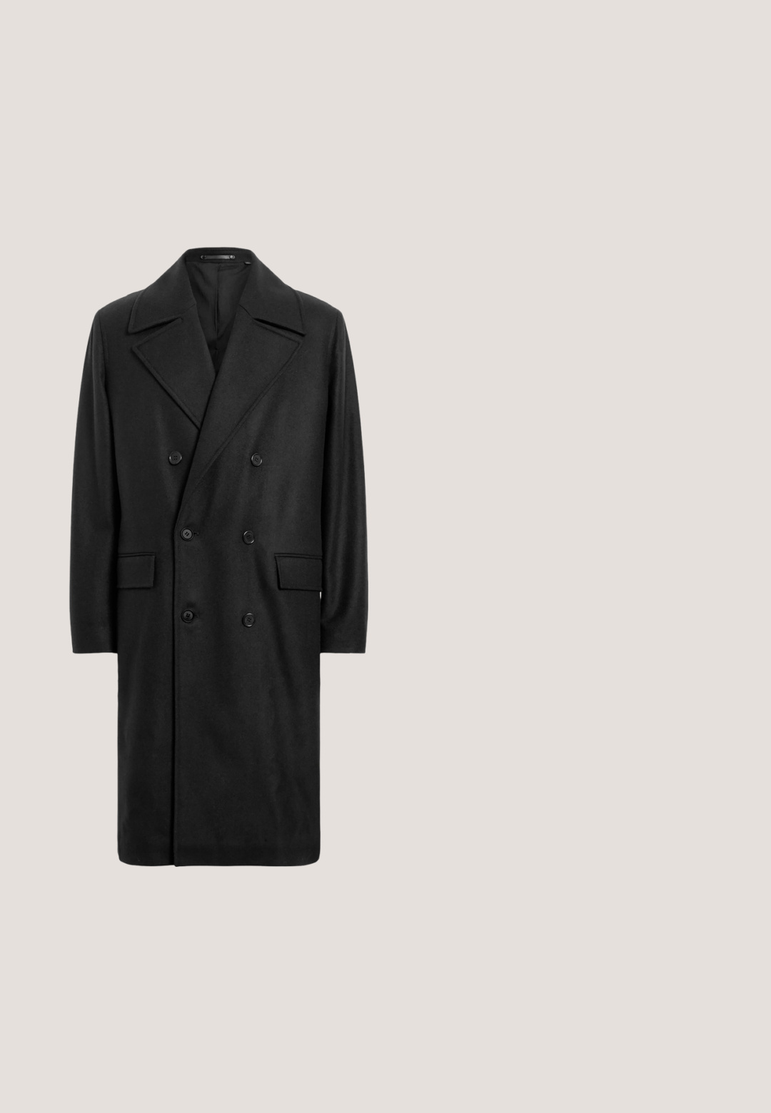 Abrigo negro de doble botonadura hecho de lana, con amplios solapas, dos bolsillos laterales y un acabado suave y texturizado. Mangas largas y corte hasta la rodilla.; Suéter negro de cuello alto hecho de una tela suave. Presenta mangas largas, cuello y puños acanalados, con una textura suave y sin patrones.; Camisa azul de manga larga con cuello puntiagudo y botones negros en la parte delantera, exhibida sobre un fondo blanco.; Pantalones a medida gris claro con pliegues, cierre de botones y piernas rectas, exhibidos sobre un fondo blanco.; Zapato de cuero negro con punta redondeada, detalles de costura, cordones mínimos y suela de goma gruesa para tracción y durabilidad.; Pequeño bolso cruzado gris con correa ajustable, bolsillo frontal con cremallera y logo "BOSS" en relieve en el panel frontal.