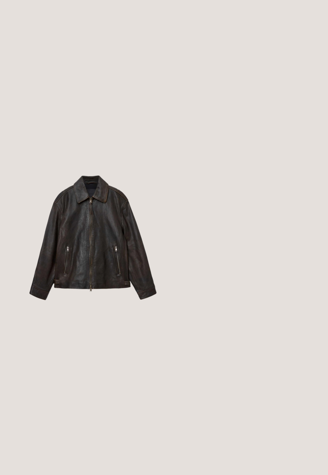 Chaqueta de cuero marrón con un diseño elegante, gran cuello, cierre frontal con cremallera y dos bolsillos con cremallera. Textura suave y corte ajustado.; Suéter negro de punto con detalles desgastados y la palabra "Drum" en fuente blanca y en negrita en el pecho. Cuello redondo y mangas largas.; Camiseta de algodón blanca con cuello redondo y mangas cortas, que presenta un pequeño corazón rojo con un gráfico de una flecha en el lado izquierdo del pecho.; Pantalones de mezclilla negros de pierna ancha, con cierre de botón, cinco bolsillos y costuras en contraste de color blanco a lo largo de las costuras.; Zapatos de cuero negro con un acabado liso, punta redondeada y diseño con cordones, combinados con pantalones marrones texturizados. Vista desde abajo.; Cinturón enrollado con tela beige tejida por un lado y cuero negro liso por el otro, con una hebilla metálica plateada.