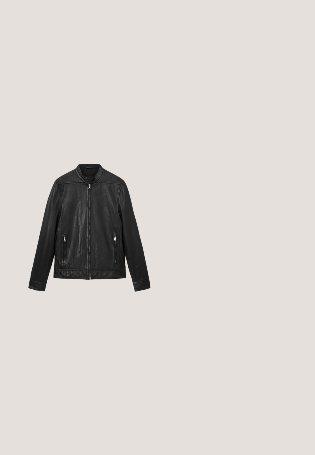 Zwarte leren jas met hoge kraag, frontale ritssluiting, twee ritszakken aan de zijkanten en een minimalistisch ontwerp. Gladde textuur en strakke silhouet.; Donkergrijze trui met lange mouwen, halfopen ritskraag en geribbelde boorden en zoom.; Zwarte lange mouwen polo met een kraag, drie knoopsluitingen en ribgebreide manchetten. Gemaakt van zachte stof met een gladde textuur.; Achteraanzicht van donkergrijze jeans van denim met twee achterzakken, riemlussen en een rechte pijpsnit.; Zwarte leren enkellaars met veters aan de voorkant, trekband bij de hiel en een lage blokzool.; Zwarte rechthoekige leren toilettas met handvat aan één kant en ritssluiting, getoond tegen een witte achtergrond.