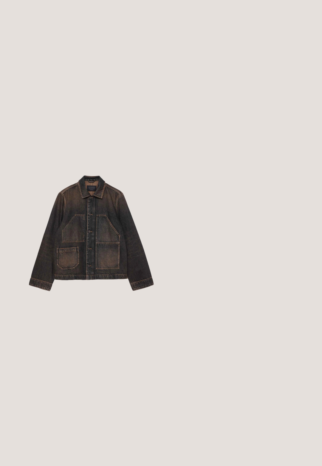 Chaqueta vaquera oscura lavada con cierre de botones y tres grandes bolsillos frontales cosidos.; Camiseta de algodón negra de manga corta con cuello redondo y un logo blanco "XTC VERTERE" en la zona del pecho izquierdo. Textura suave.; Pantalones cortos de mezclilla negra hasta la rodilla con bolsillos delanteros, trabillas para cinturón y cierre de botón, mostrados sobre un fondo blanco.; Botas de tobillo de cuero negro con un cuello de ante negro texturizado, suela de goma gruesa y ojales de metal para los cordones.; Gafas de sol negras envolventes con lentes oscuras tintadas y patillas finas descansando sobre una superficie blanca.; Bolsa de lona cilíndrica negra con doble asa, correa de hombro ajustable, bolsillo lateral con cremallera y pequeño logo dorado de laurel.