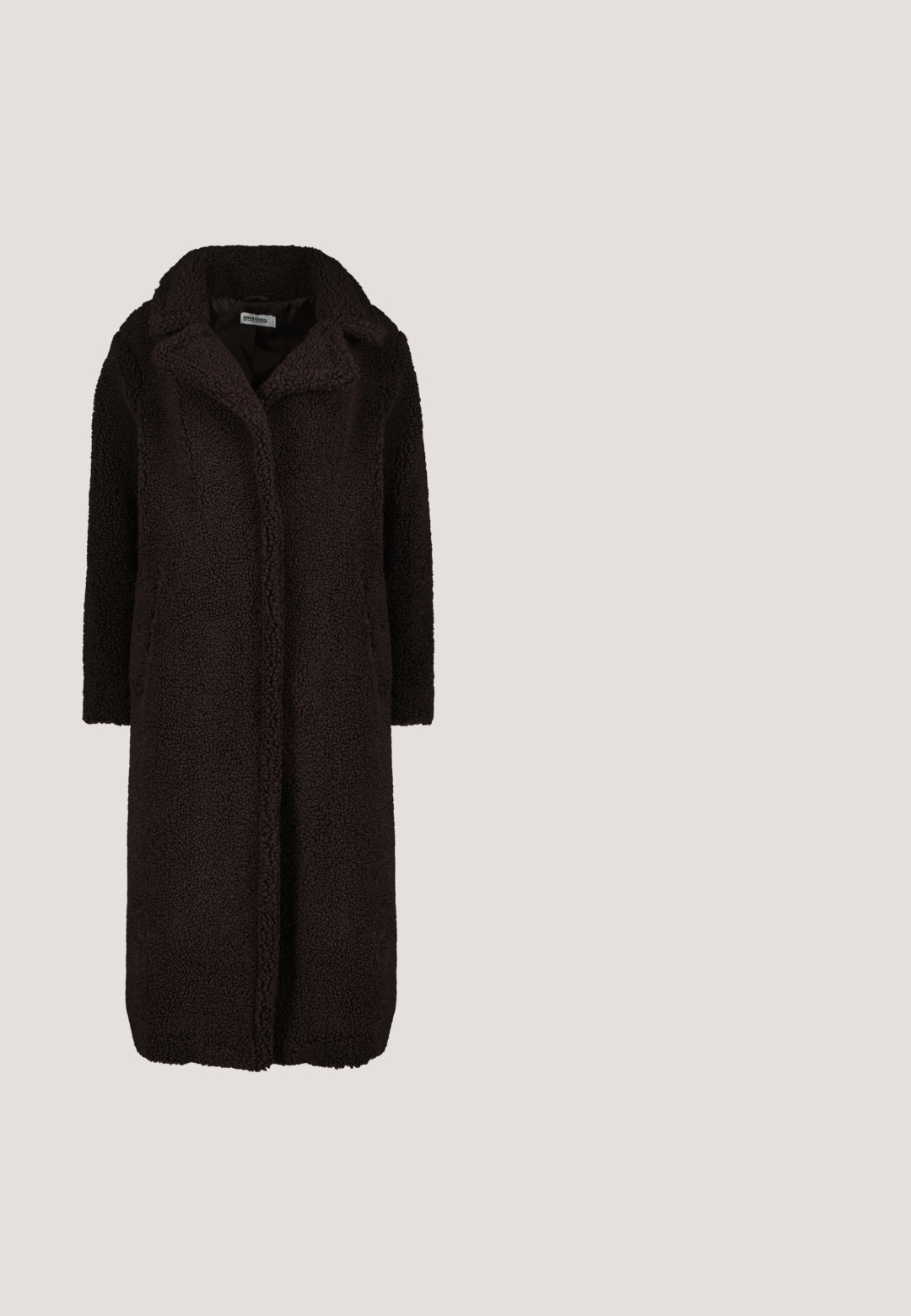 alife & kickin HARI - Wintermantel - ground coffee; Schwarzes Off-Shoulder-Oberteil mit langen Ärmeln, das mit einem Bindedetail am Ausschnitt und einer taillierten Silhouette ausgestattet ist. Glattes, elastisches Material.; Blaue Boots-Cut-Jeans aus Denim, mit einem klassischen Fünf-Taschen-Design, einem vorderen Knopfverschluss und leicht ausgebleichten Stellen an den Oberschenkeln.; Anna Field Stiefel - dark purple; Dunkelbraune Leder-Schultertasche mit verstellbarem Riemen und goldfarbenen Metallösen, kleines goldenes WITTCHEN-Logo auf der Vorderseite.; Goldene Kettenarmband mit einem mit Strass besetzten "G"-Charme und einem dreieckigen Charm, auf dem "GUESS?" eingraviert ist, sowie einem Karabinerverschluss.