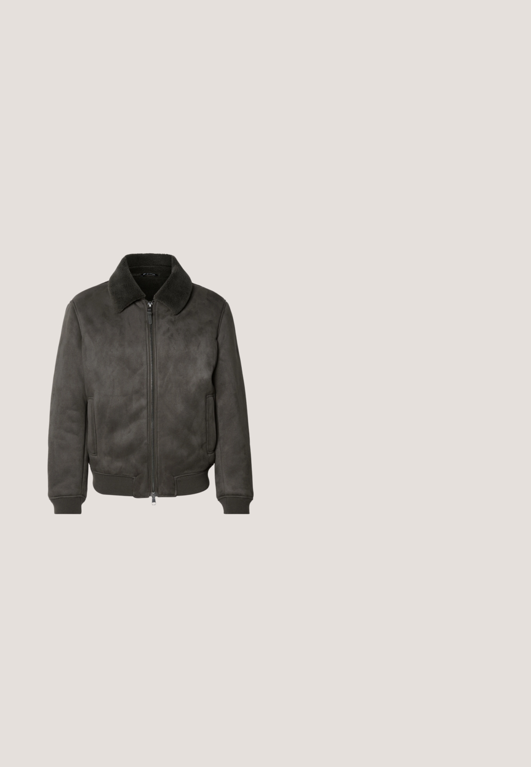Blouson en fausse suede gris foncé avec un col doux et texturé, fermeture éclair, et des poignets et un ourlet côtelés. Comprend des poches latérales.; Pull noir en mailles avec col rond, manches longues, tissu texturé, bords-côtes au niveau des poignets et de l'ourlet, avec un petit logo sur la poitrine.; Polo gris à manches longues en tissu doux, équipé d'une fermeture éclair à moitié, d'un col classique et d'un petit logo sur la poitrine.; Pantalons noirs à rayures fines avec une coupe droite. Présente une texture lisse, une fermeture à bouton à l'avant et des passants de ceinture.; Bottines Chelsea en daim noir avec un dessus texturé, des panneaux latéraux élastiques, une languette et une semelle en caoutchouc robuste pour une meilleure adhérence.; Sac rectangulaire noir en tissu lisse, doté d'une fermeture éclair, d'une poignée latérale et d'un petit patch logo à l'avant.