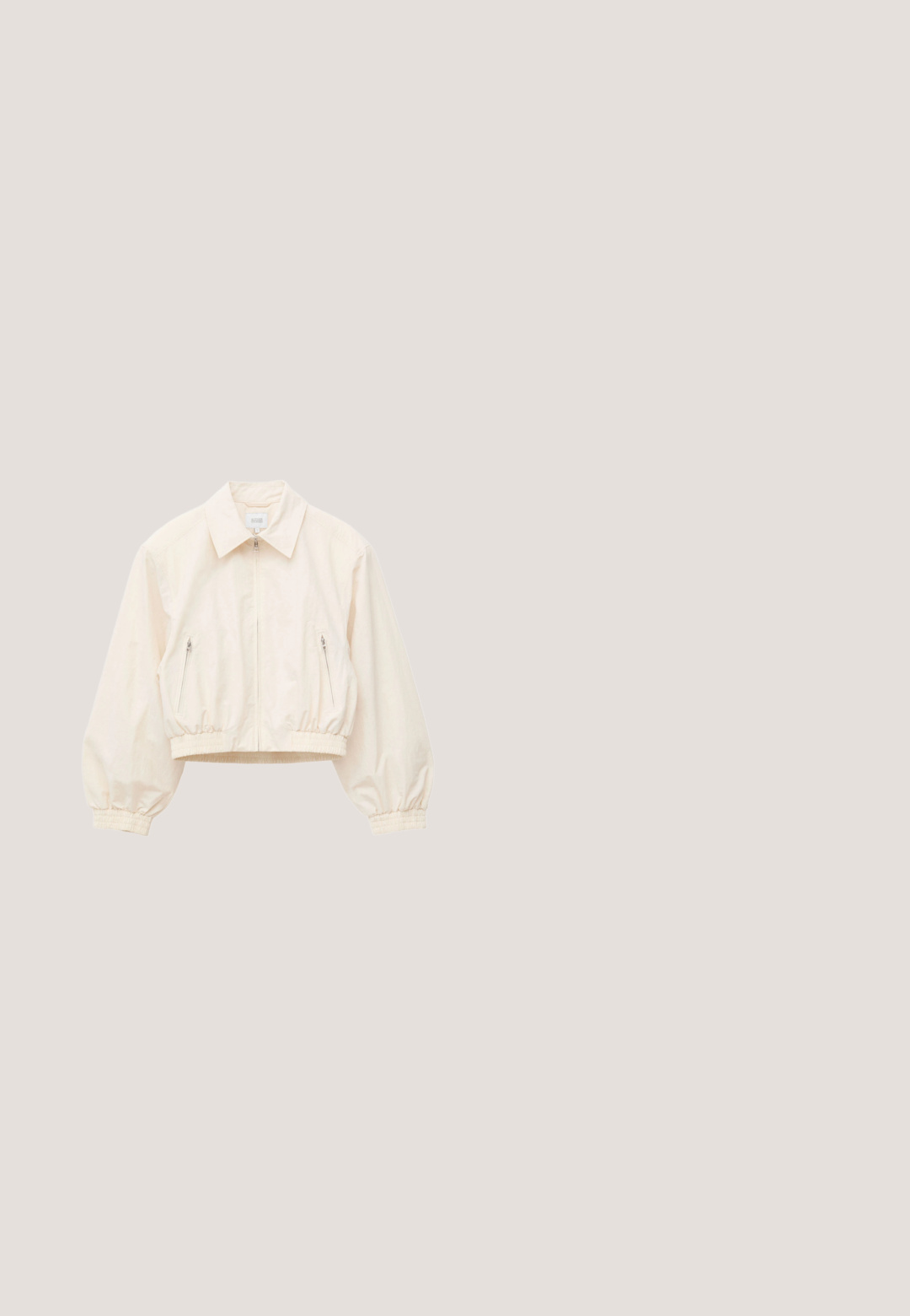 Lys beige cropped jakke med lange pufærmer, krave, foran lynlås og to lynlåslommer på siden.; Denim-dragter i mørkeblå med v-udskæring, ærmeløs design, fem knapper foran og vide ben. Har to sidelommer.; Marineblå rillede cardigan lavet af let materiale, med rund hals, lange ærmer og en fuld knappelukning med seks knapper.; Bordeaux læderloafer med rund tå, samlet tekstur foran og en kort, sort blokhæl. Guldaccents på vamps.; Mørkebrun lædertaske fra Calvin Klein med lange dobbelte håndtag og en lille logohængende ved det ene håndtag.; Guldtonede metaløreringe med et bøjet, langstrakt design. Overfladen er glat og poleret med en minimalistisk stil.