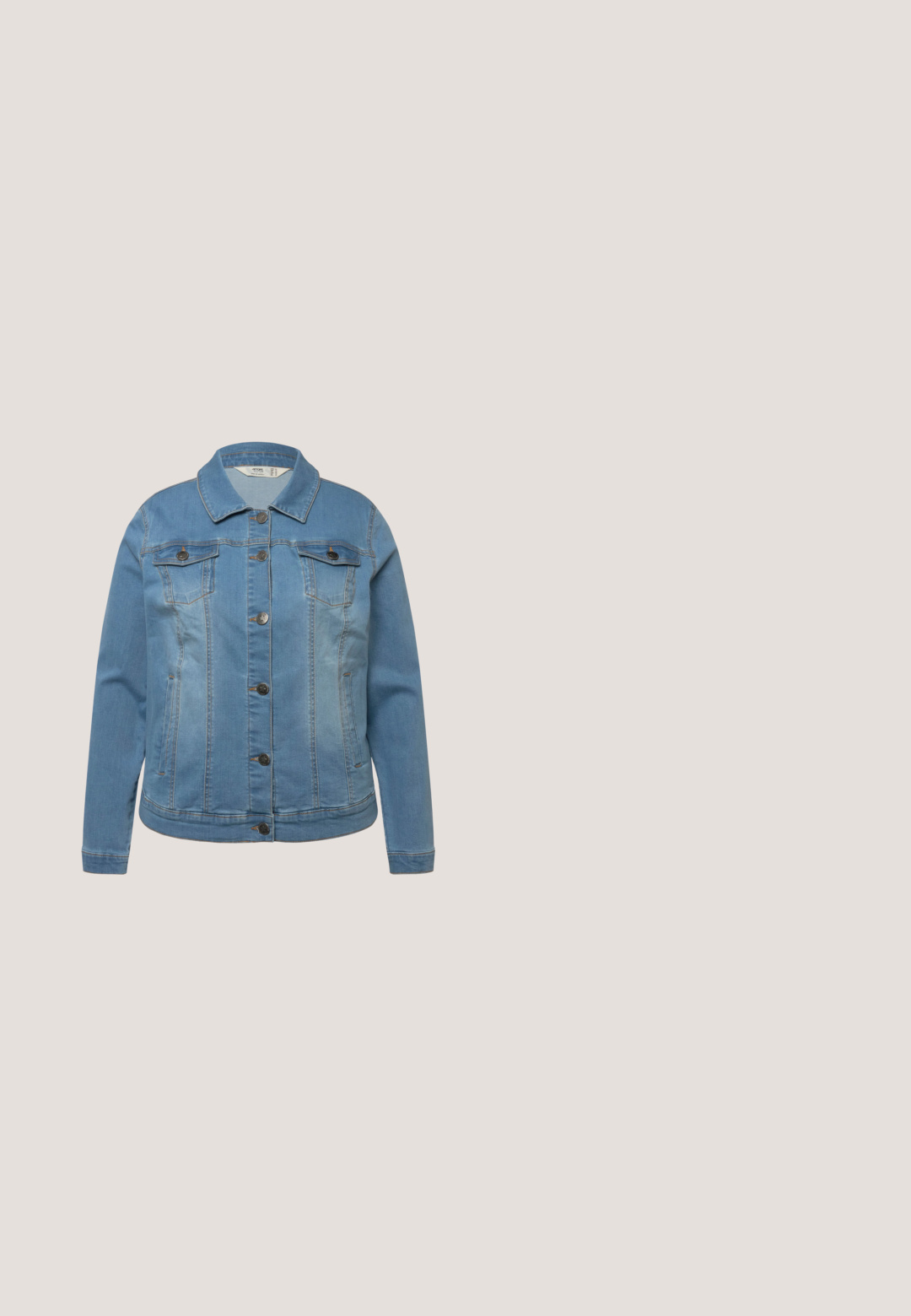 Veste en jean bleu clair à manches longues, fermeture boutonnée à l'avant, deux poches poitrine à rabats avec boutons et poches latérales fendues.; T-shirt femme à manches courtes, rayures horizontales rose clair et blanc, col rond et coupe décontractée.; Jupe midi en denim bleu clair avec une fente avant, cinq poches, une taille cintrée avec passants de ceinture et une fermeture à bouton.; Des baskets avec un schéma de couleurs blanc et rose clair, comprenant des matériaux en cuir et en daim, un système de laçage et un détail de fermeture éclair sur le côté.; Sac à bandoulière en cuir rose tissé avec une forme plate, une sangle ajustable et de petites accents en métal argenté. Surface texturée avec un motif en quadrillage.; Bracelet avec des perles blanches irrégulières, de petites perles argentées et une chaîne argentée style trombone avec fermoir mousqueton et chaînette de rallonge.