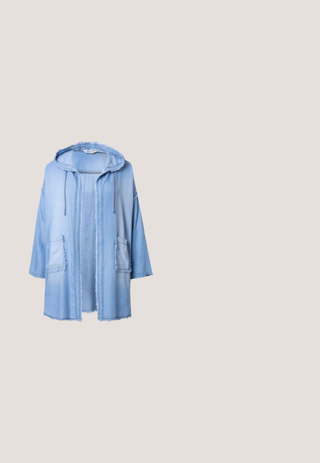 Helleblaue Jeansjacke mit Kapuze und fransensaum, zwei Vordertaschen und lockerer Passform. Mit Kordelzügen an der Kapuze.; Weißes T-Shirt mit kurzen Ärmeln, hellgelben vertikalen Streifen und blauem Schriftzug "take me to NYC" auf der Vorderseite.; Hellblaue Skinny-Jeans aus Denim, mit fünf Taschen, einem Knopf- und Reißverschluss und leicht ausgewaschenem Look für einen getragenen Stil.; Weißer Sneaker mit niedrigem Schaft, Schnürung vorne, silbernem seitlichem Reißverschluss, strukturierten Seitenpaneelen und Gummisohle.; Weiße Lederhandtasche mit gerafftem oberen Teil, goldfarbenem Schlossdetail, abgestepptem Rand, Einzelhenkel und verstellbarem Seitenriemen.; Ohrringe in Herzform aus vergoldetem Material: Einer hat ein solides Herzdesign, der andere zeigt eine offene Herzumrandung. Glatte Textur und polierte Oberfläche.