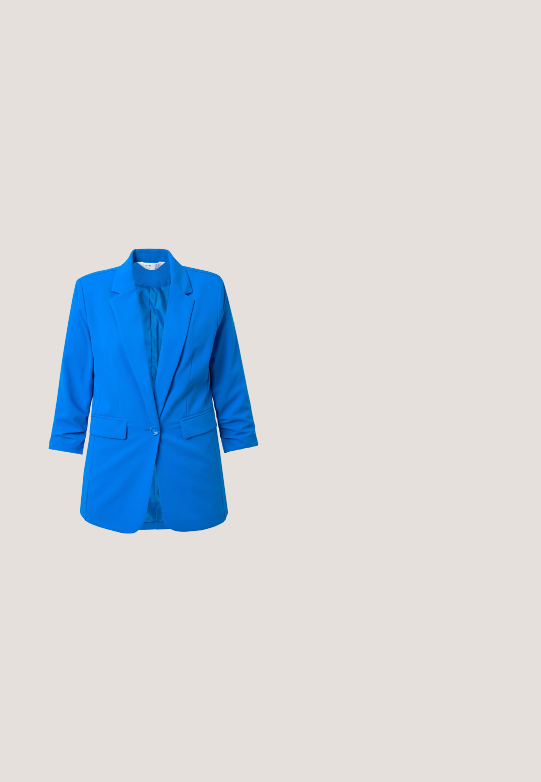 Lyst blå blazer til kvinder med lange ærmer, enkelt knaplukning, reverskrave og to frontlommer med klap.; Stribet blå skjorte med knapper og lomme, hvor der står "STUDIO UNTOLD", klassisk krave og lange ærmer.; Lyseblå vide bukser lavet af et glat stof, med en flad talje og en afslappet silhuet uden fremtrædende detaljer.; Pointeede slingback sko i blankt lyseblåt materiale, med geometrisk blokhæl og åben side design for åndbarhed.; Blå læderhåndtaske med to håndtag og en aftagelig stribet skulderrem. Har en lynlåslukning og en logoaccents på fronten.; Justerbar armbånd med små runde turkise perler, en hvid blomst-formet perle i midten og gyldne accenter på en turkis snor.