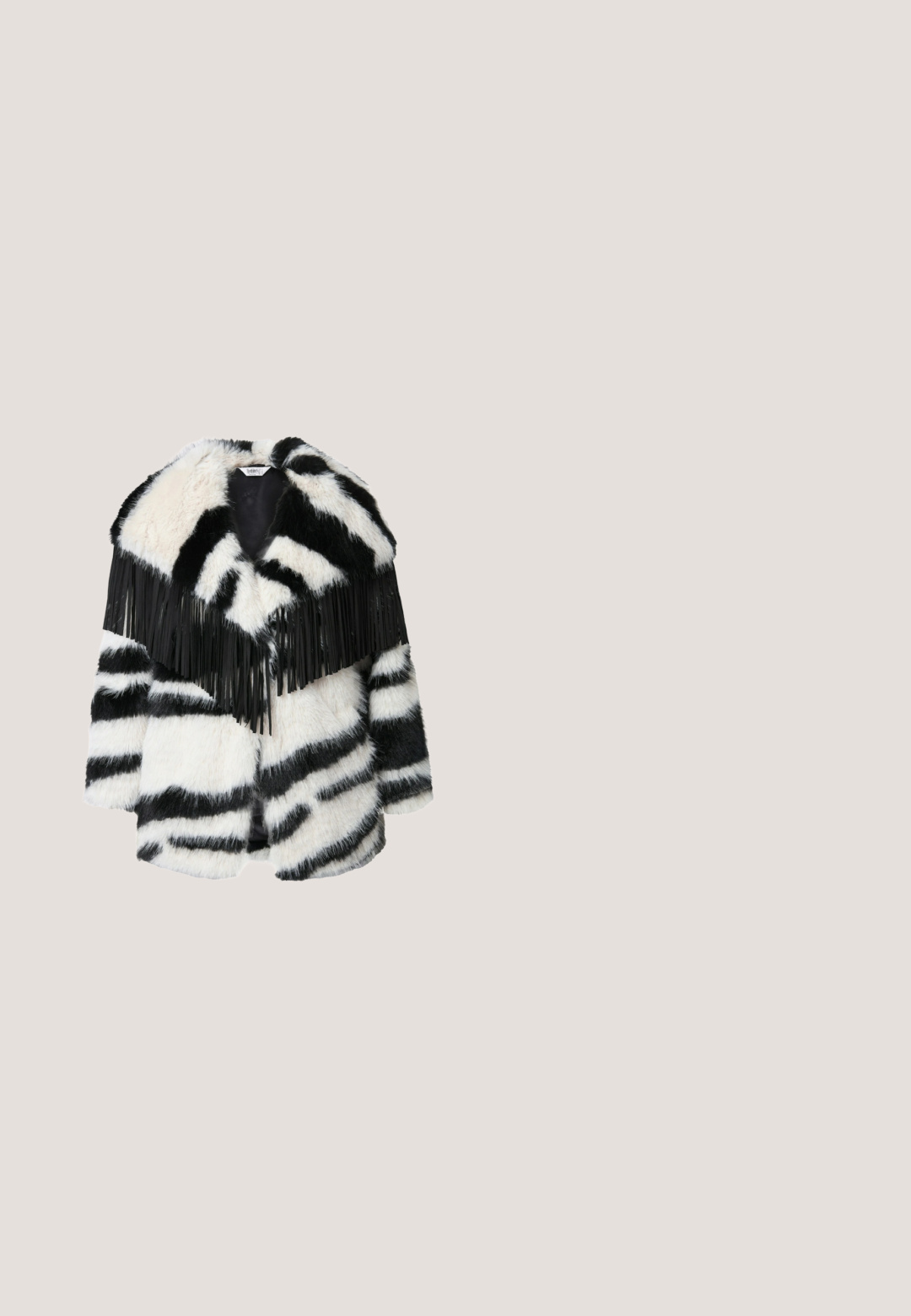 Abrigo de piel sintética en blanco y negro con un patrón a rayas, detalles de flecos en el cuello y una superficie suave y texturada.; Suéter negro de punto con escote en V y sutiles destellos plateados en toda su superficie, con mangas largas y puños y dobladillo acanalados.; Pantalones de cuero negro de corte ajustado, con cintura elástica y dos bolsillos frontales con detalles cosidos. Acabado suave y texturizado.; Botas negras a los tobillos con un exterior texturizado que recuerda a la piel de reptil. Cuentan con un tacón grueso y una cremallera lateral para el cierre. Asa ajustable en la parte trasera.; Bolso de hombro metálico plateado con una textura de cuero sintético suave, correa ajustable y acentos decorativos de ferretería en los lados.; Un par de pendientes de aro plateados retorcidos con una textura arrugada y brillante, y cierre de palanca, sobre un fondo blanco.