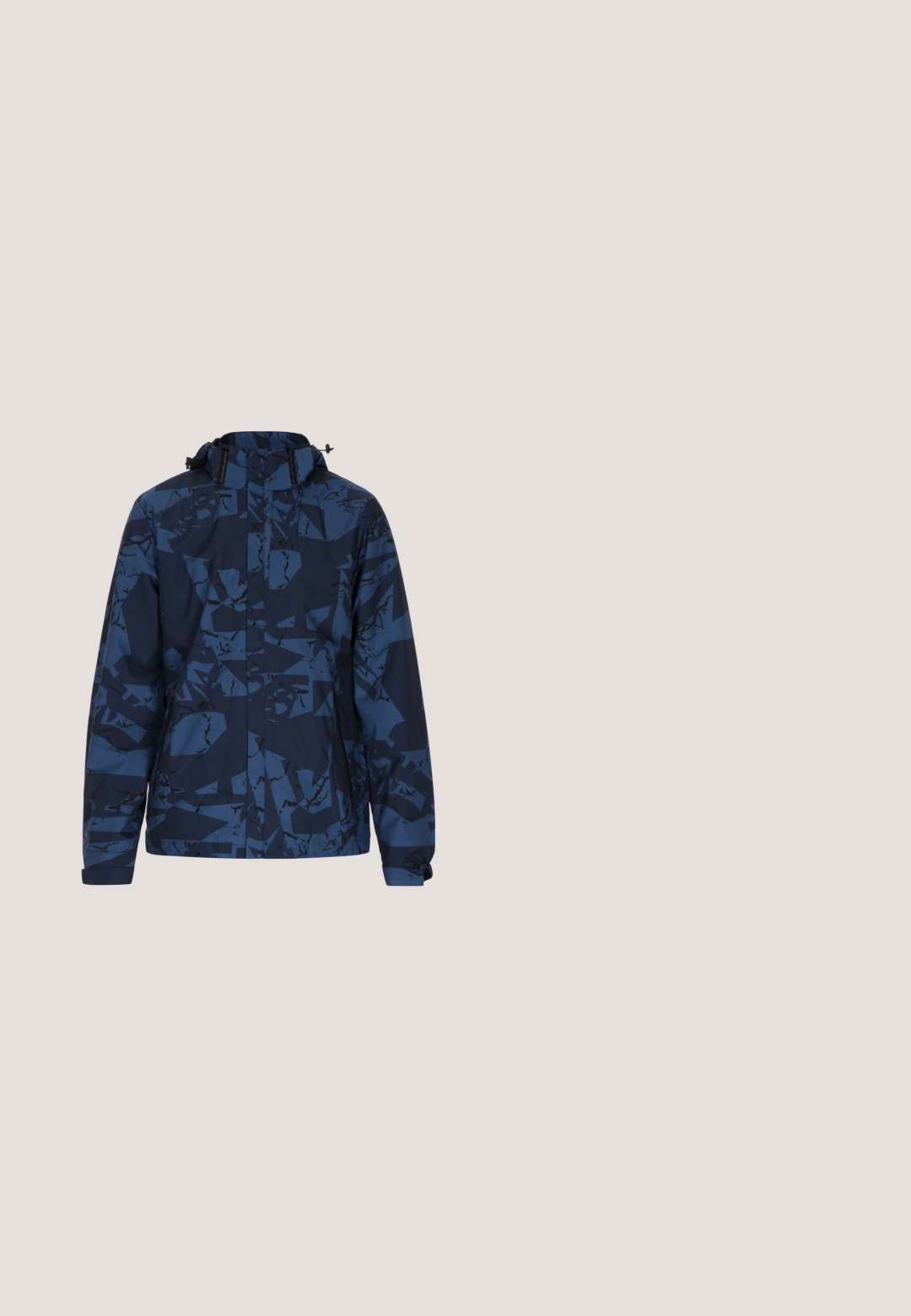 Marineblaue, wasserdichte Jacke mit einem geometrischen, abstrakten Muster, ausgestattet mit Kapuze, Reißverschluss und verstellbaren Bündchen für Wärme und Komfort.; Weißes Sweatshirt mit langen Ärmeln, gerippten Bündchen und Saum, mit einem kleinen schwarzen quadratischen Logo-Patch, auf dem "HUGO"-Text in der Mitte der Brust steht.; Blaues Baumwoll-T-Shirt mit kurzen Ärmeln, Rundhalsausschnitt und einem kleinen Logopatch auf der Brust. Glatte Textur mit einem lässigen Schnitt.; Schwarze Sporthose aus weichem, strukturiertem Stoff. Mit seitlichen Reißverschlusstaschen, zulaufenden Beinen und dezenten Akzentlinien an den Knien.; Schwarzer Leder-Stiefelette mit dicker, robuster Sohle, Schnürung vorne und Zuglasche hinten für einfaches An- und Ausziehen. G-Star Logo an der Seite.; Schwarze Umhängetasche aus strukturiertem Stoff, mit Logo auf der Vorderseite, Reißverschluss und verstellbarem Tragegurt. Verfügt über eine glatte Lederbesatz.