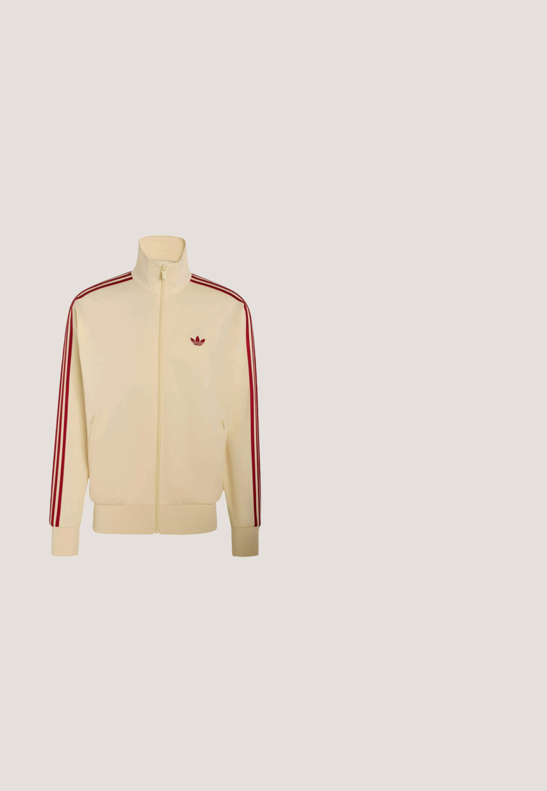 Beige lynlåsjakke med høj krave, røde striber ned ad ærmerne og lille rød Adidas-logo på venstre bryst.; Hvid t-shirt med korte ærmer med rød krave og ærmekanter, tynde røde striber på skuldrene og rødt Adidas trefoil-logo på brystet.; Mørkeblå træningsbukser med elastisk talje, der har tre hvide sidestriber og en lige benudskæring. Blød denimtekstur.; Rød Adidas sneaker med sorte striber og sål, med hvide Coca-Cola logoer over hele den stof øverste del.; Sorte metal solbriller med tynde stel, der har aflangt orange-tonede linser og subtil branding på stængerne.; Sort cylindrisk duffel-taske med dobbelthåndtag, justerbar skulderstrop, lynlåslomme på siden og lille gyldent krans-logo.