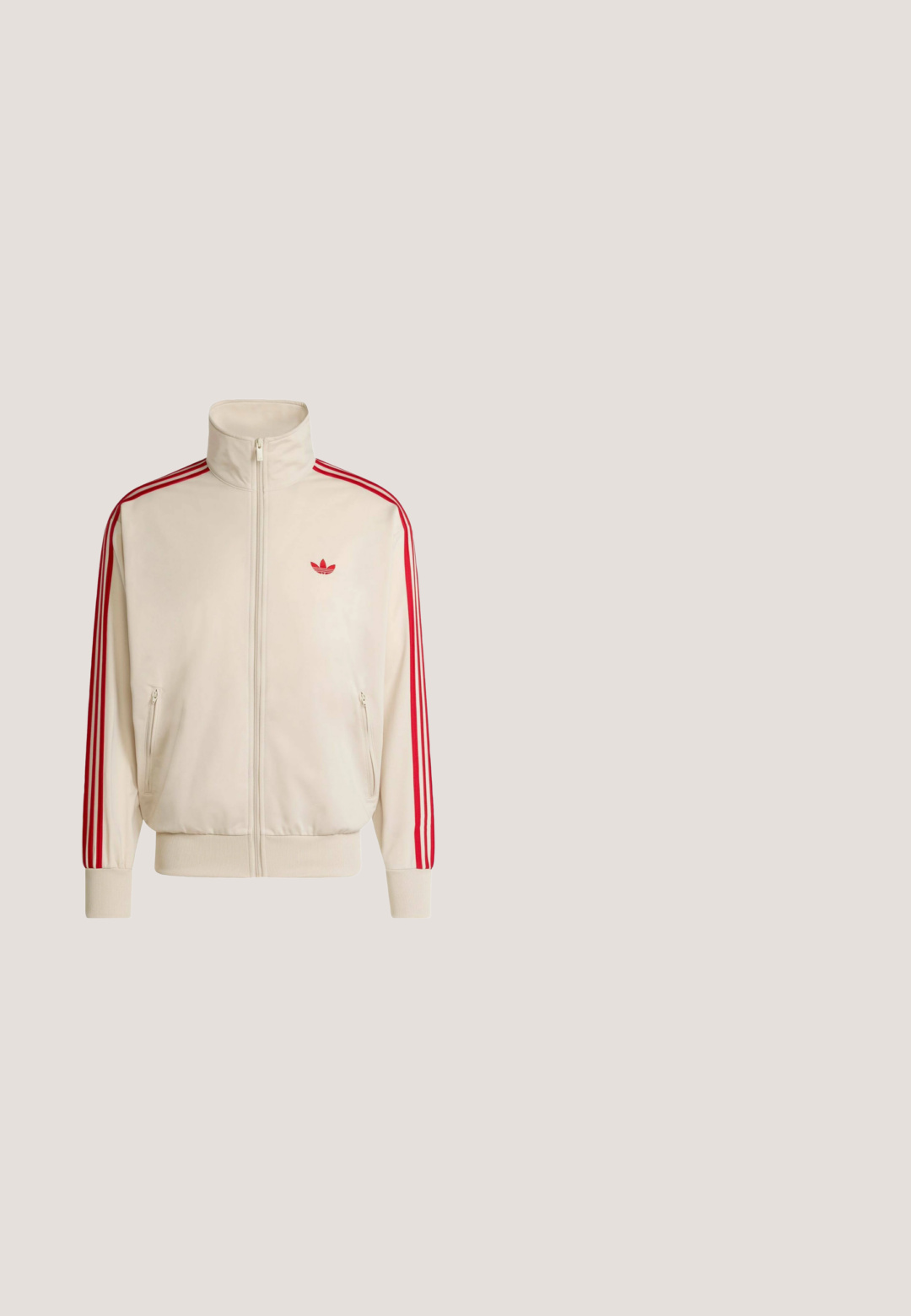 Cremefarbene Trainingsjacke mit Reißverschluss, roten Streifen an den Ärmeln und rotem Logo auf der linken Brust, mit gerippten Bündchen und Bund.; Weißes ärmelloses Adidas Tanktop mit rotem Rand und rotem Adidas-Logo auf der oberen linken Brust.; Blaue hohe, weite Jeans mit Fronttaschen, Gürtelschlaufen, Knopfverschluss und kleinem Adidas-Logo am rechten Oberschenkel.; Roter Adidas Sneaker mit schwarzen Streifen und Sohle, mit weißen Coca-Cola-Logos auf dem gesamten Stoffoberteil.; Schwarze rechteckige Sonnenbrille mit schmalen rosa getönten Gläsern, die auf einer weißen Fläche liegt.; Marineblaue und braune Guess Duffle-Tasche mit weißem Paspel, Frontreißverschlusstasche, Logo-Schriftzug „GUESS EST. 1981“ und doppelten Griffen mit gestreiften Riemen.