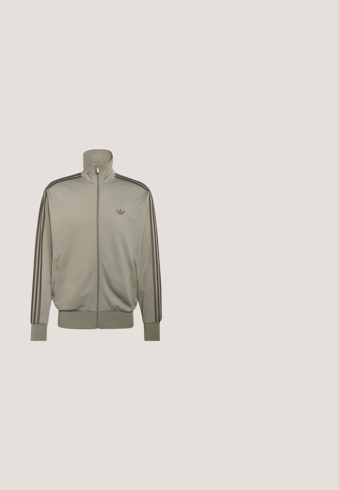 Hellgraue Zip-up-Trainingsjacke mit hohem Kragen, gerippten Bündchen, drei dunklen Streifen an den Ärmeln und kleinem Logo auf der linken Brust.; Adidas Langarm-Sporttrikot in Beige und Schwarz mit weißen Streifen, aus Mesh-Material, und mit Adidas-Logo auf der Brust und am unteren Saum.; Braune Sportshorts mit elastischem Bund, seitlicher Reißverschlusstasche, Adidas-Logo und drei braunen Streifen an den Seiten.; Schwarzer Gummiregenstiefel mit matter Oberfläche, mittlerer Schafthöhe, profilierter Sohle und verstellbarem schwarzem Riemen am oberen Ende für einen sicheren Sitz.; Sonnenbrille mit quadratischem Rahmen, dunklen Gläsern und beige überzogenen Bügeln aus Stoff, die ein schwarzes, miteinander verschlungenes Doppel-G-Muster aufweisen.; Beige Gürteltasche mit Logomuster, ausgestattet mit mehreren Reißverschlussfächern und silberfarbenen Beschlägen. Hergestellt aus robustem Stoff mit glatter Oberfläche.