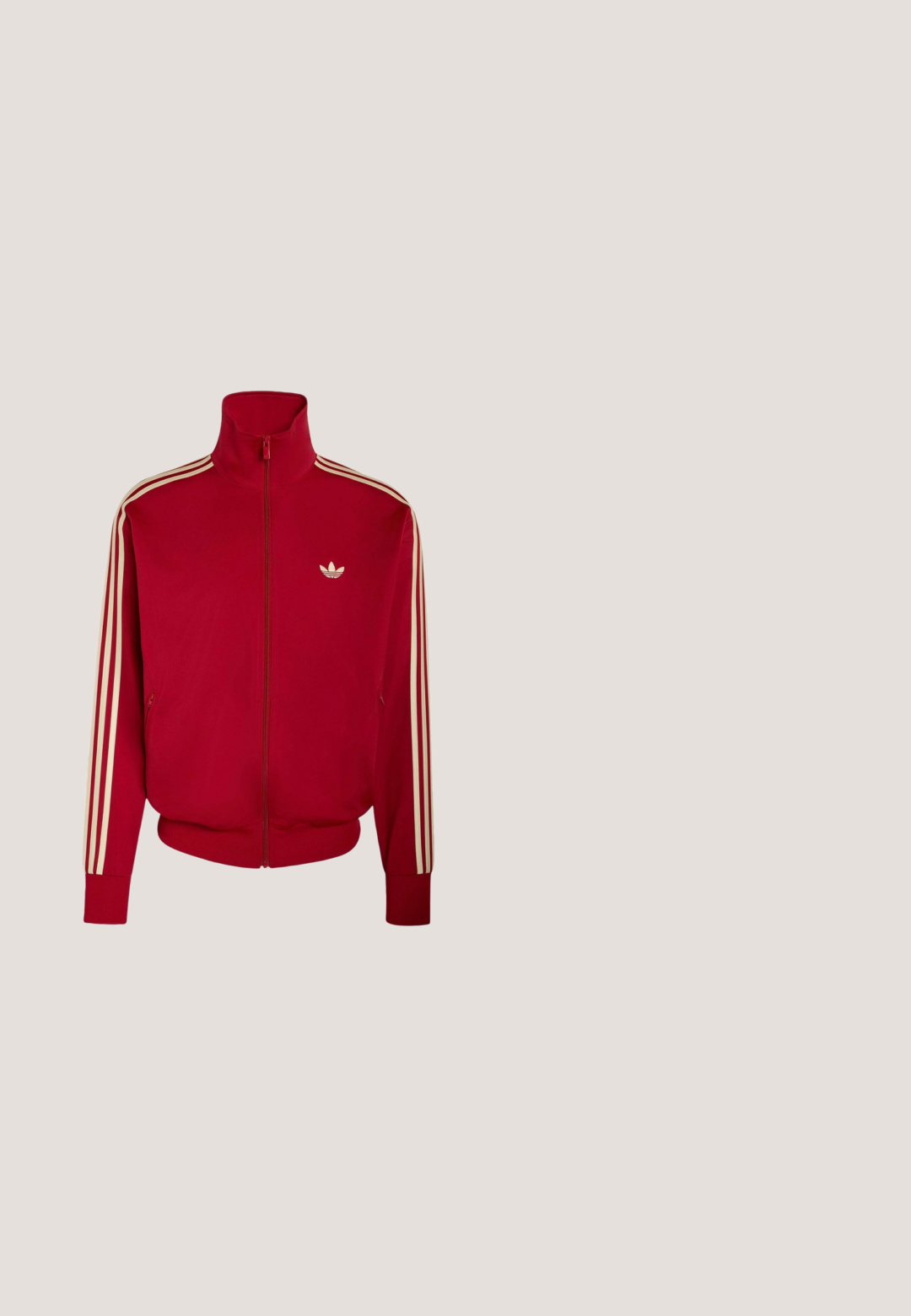 Rød sportjakke med lynlås med beige tre striber på ærmerne og lille beige Adidas-logo på venstre bryst.; Rød kortærmet Adidas T-shirt med hvid rund krave og ærmekanter, hvide tre striber på skuldrene, lille trebladet logo på venstre bryst.; Røde træningsbukser lavet af letvægtigt stof, med en elastisk talje, to hvide sidestreger og et lille logo på hoften.; Hvid Adidas Spezial sneaker med sorte striber, gummisål, quiltet mønster, rød hælflap og gul inderfor, set fra siden.; Arnette HOT SHOT - Solbriller - dark grey; Smykke med sølvfarvet curb-kæde med en lås med hummerlås og justerbar forlængerkæde på en hvid baggrund.
