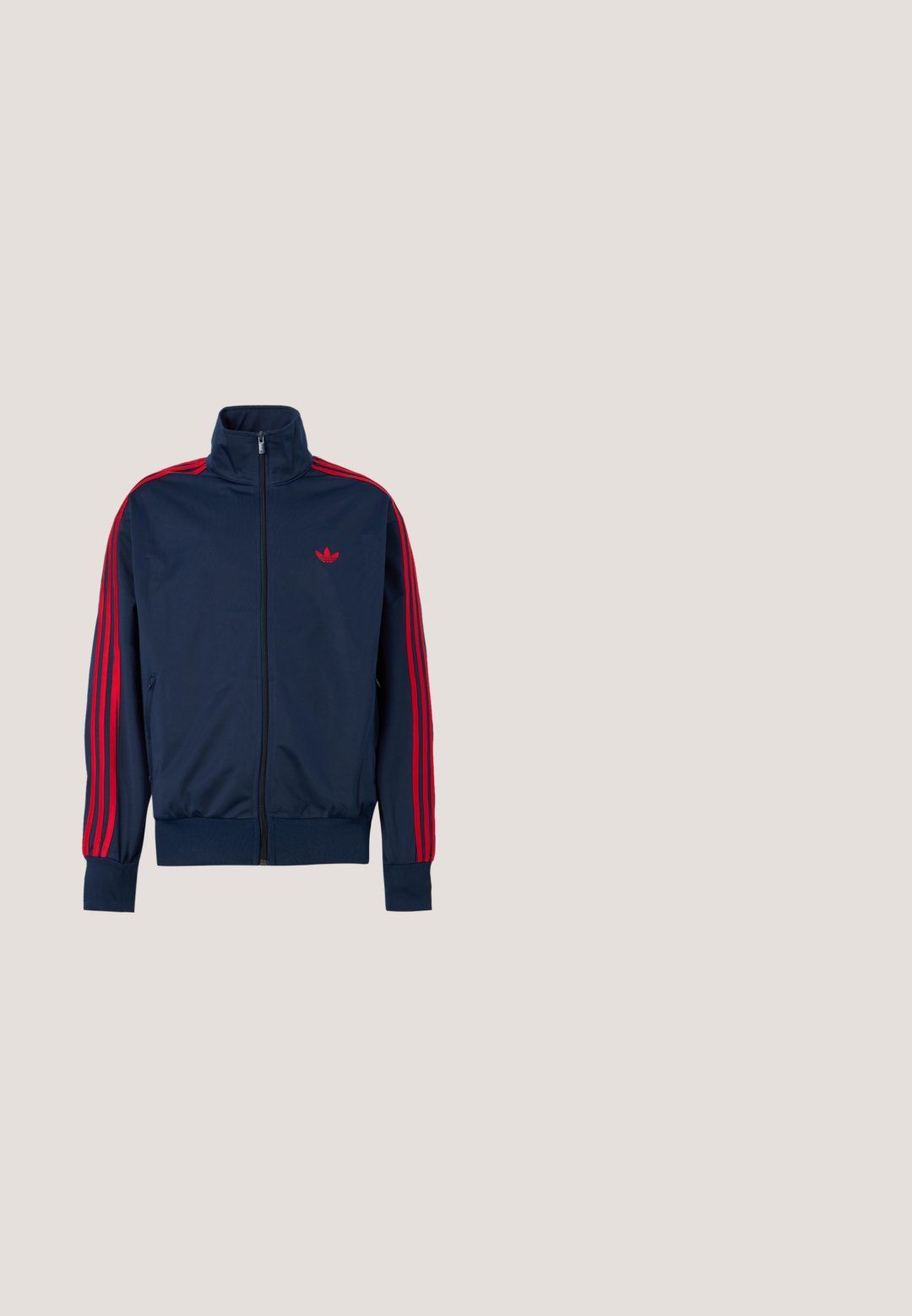 Marineblå zip-up træningstrøje med røde striber på ærmerne og rødt Adidas-logo på brystet, høj krave samt ribstrikkede manchetter og kant.; Mørkeblå sweatshirt med ribbede ærmeafslutninger og hals; har hvide lodrette striber på ærmerne og et lille hvidt logo på brystet.; Hvid mesh polo med grøn krave og ærmekanter, der har et lille grønt logo på venstre bryst og lukning med knapper foran.; Mørkeblå Adidas-shorts med beige tre striber i siderne, forlommer, knaplukning og Adidas trekløver-logo på højre ben.; Blå Adidas Spezial sneaker med hvide striber og snørebånd, gummisål, svævende over en ru betongoverflade og trin i baggrunden.; Sports solbriller med sort stel, store grå linser og wraparound-design. Har en fremtrædende næsebro og teksturerede arme.