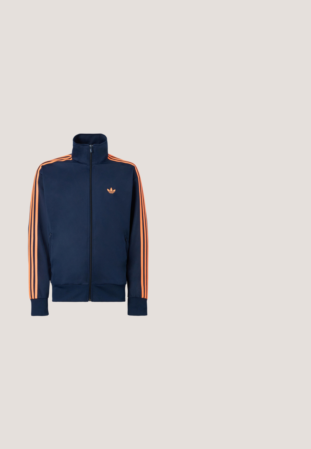 Námornícka modrá športová bunda s úplným predným zipsom, vysokým golierom, oranžovými pruhmi na rukávoch a malým oranžovým logom na hrudi.; Béžová mikina s kapucňou z mäkkého materiálu s kangaroo vreckom, kapucňou so šnúrkami a bielym logom Adidas na hrudi. Dlhé rukávy s rebrovanými manžetami.; Biela bavlnená tričko s veľkým čiernym logom Adidas trefoil a tromi horizontálnymi pruhmi pod ním. Krátke rukávy, okrúhly výstrih.; Svetlo béžové športové šortky s elastickým pásom, hladkou textúrou a jemným logom na dolnej ľavej strane. Bez vreciek.; Čierna teniska Adidas Spezial s pastelovo žltými, ružovými a modrými pruhmi, levanduľovým jazýčkom na päte a hnedou podrážkou, vznášajúca sa nad betónovou hranou.; Čierne obdĺžnikové slnečné okuliare s svetlohnedými šošovkami, so silným rámom, ostrými tvarmi a subtílnym zlatým akcentom na spánkoch.