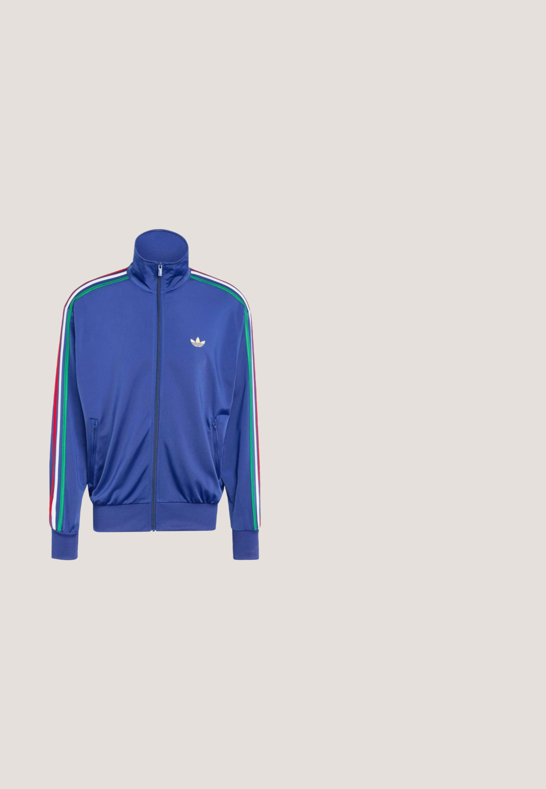 Blaue Sweatjacke mit Reißverschluss aus glattem Stoff, mit grünen, roten und weißen Streifen entlang der Ärmel und einem kleinen weißen Logo auf der Brust.; Hellblauer Sweatshirt mit langem Arm und Rundhalsausschnitt, kleinem weißem Adidas-Trefoil-Logo auf der linken Brust und gerippten Bündchen.; adidas Originals PREMIUM ESSENTIALS OPEN HEM - Jogginghose - light grey heather; Blauer und weißer Adidas Gazelle Sneaker mit Gummisohle und drei weißen Streifen, aus der Seitenansicht auf weißem Hintergrund.; Überdimensionale Sonnenbrille mit einem schwarzen und goldenen Metallrahmen; Verlaufsgläser in Blau; kantiges Design; minimales Branding an den Bügeln.; Marineblaue und braune Guess Duffle-Tasche mit weißem Paspel, Frontreißverschlusstasche, Logo-Schriftzug „GUESS EST. 1981“ und doppelten Griffen mit gestreiften Riemen.