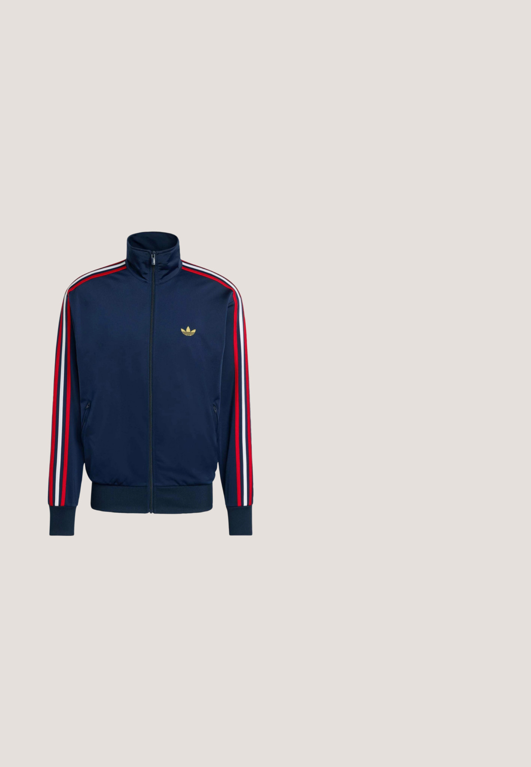 Chaqueta de chándal de poliéster azul marino con cuello alto, logotipo dorado, acentos en rojo y blanco a lo largo de las mangas, y dos bolsillos laterales.; Jersey azul marino con rayas blancas y rojas, puños acanalados y cuello blanco con solapa. Cuenta con un logo bordado en el pecho. Textura suave.; Pantalones cortos deportivos azules con un acabado brillante. Cuentan con rayas laterales rojas y blancas y paneles de malla ventilada. Cintura elástica con acentos rojos.; Bota de lluvia de goma azul oscuro única con suela texturizada y diseño simple vista desde un lado sobre un fondo blanco.; Carrera VICTORY  - Gafas de sol - black/yellow; Bolso cruzado sintético azul marino con textura geométrica, que presenta un emblema de logo, correa negra ajustable y detalles de hardware en plata.