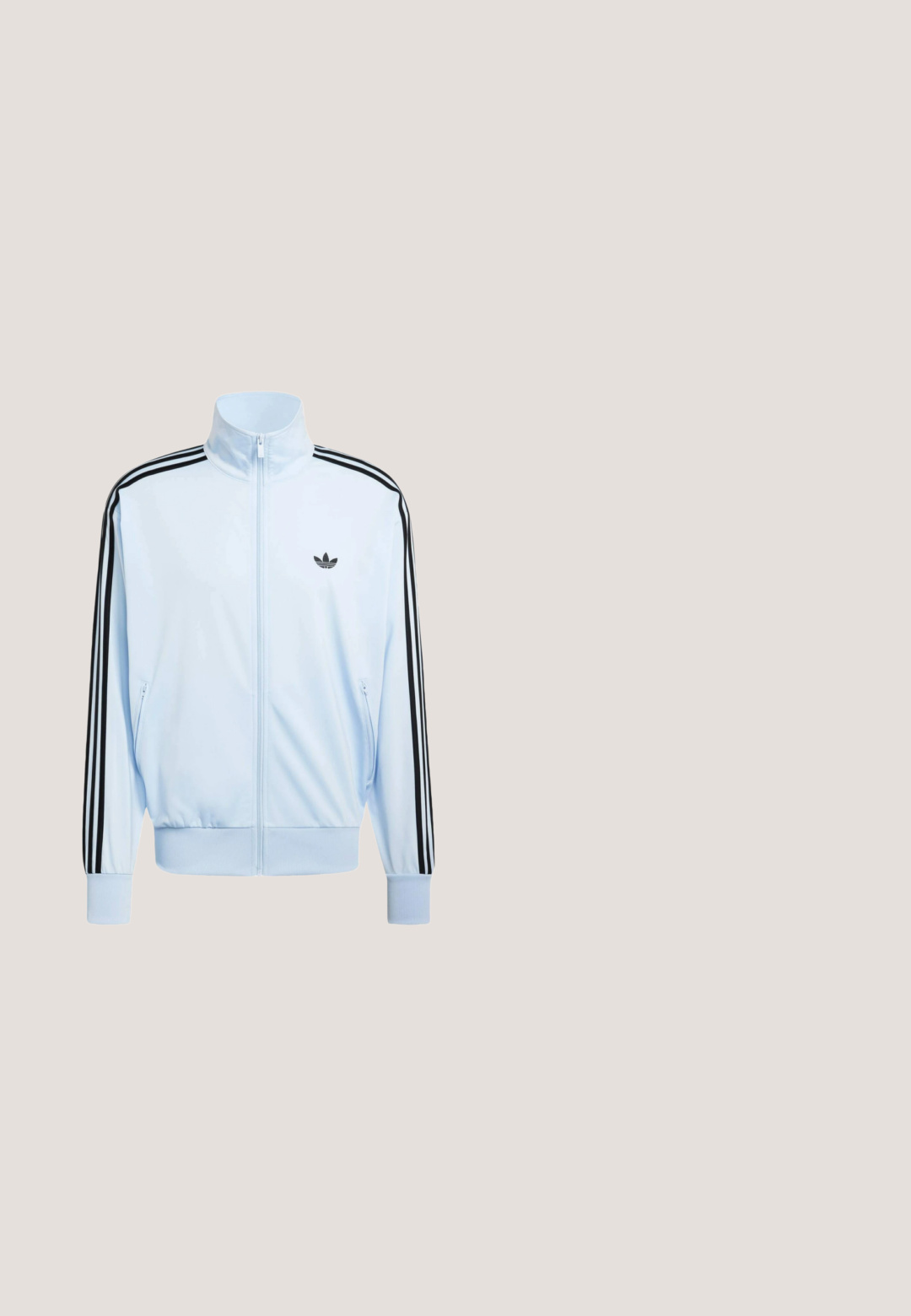Lyseblå træningsjakke med lynlås, med sorte Adidas tre striber på ærmerne og sort trefoil-logo på venstre bryst.; Marineblå sweatshirt lavet af blødt stof, med rund halsudskæring, raglanærmer og et lille hvidt adidas-logo på brystet.; Blå kortærmet skjorte med knapper, med hvid Adidas-logo på brystet og tre hvide striber langs skuldrene og ærmerne.; adidas Originals PINTUCK PANT - Træningsbukser - night indigo; Blå og hvide Adidas Gazelle sneaker med gummisål og tre hvide striber, set fra siden på en hvid baggrund.; Blå rektangulære solbriller med mørketonede glas og en diskret logo på stangen, vist på en hvid baggrund.