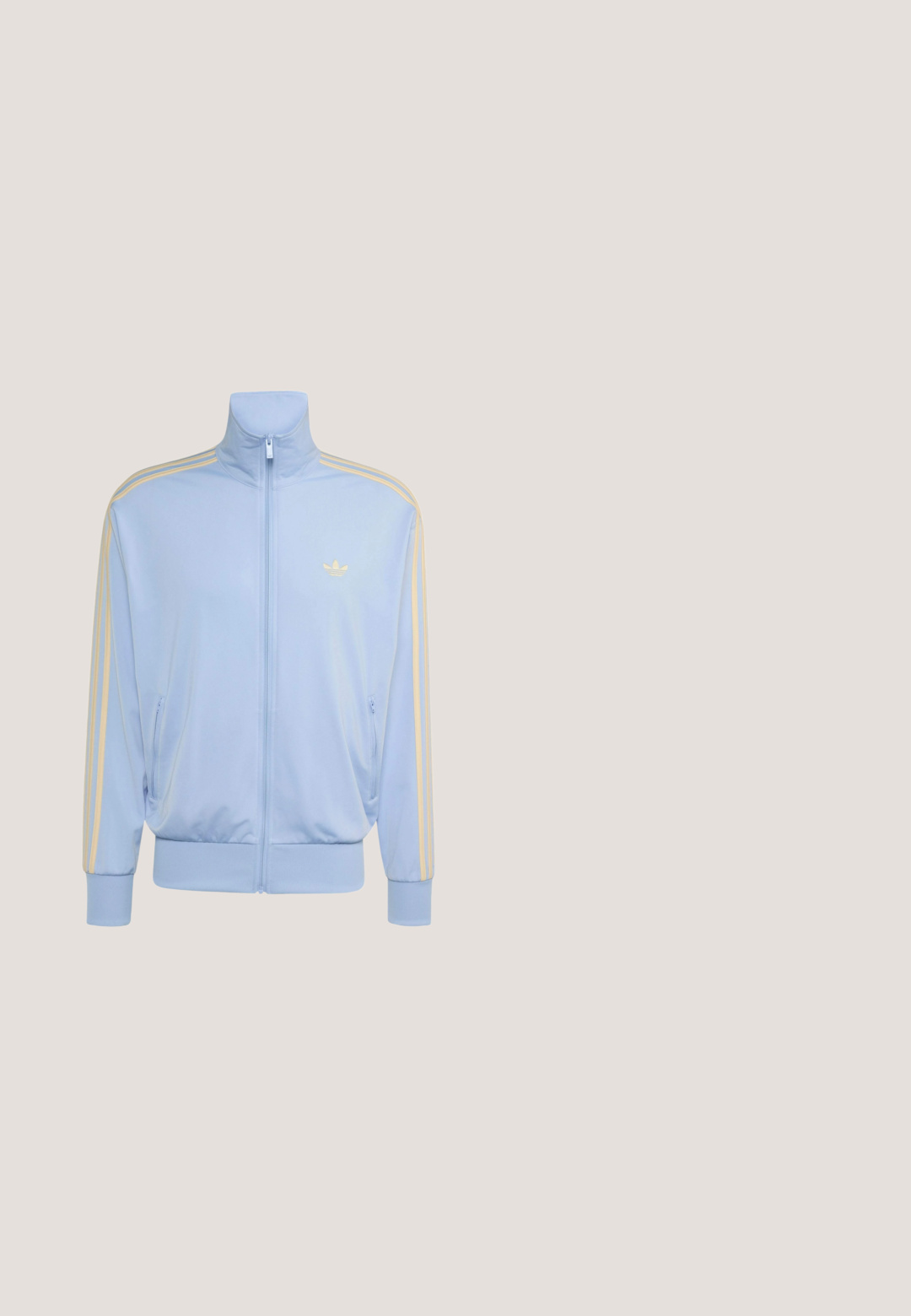 Hellblaues Trainingsjacke mit Reißverschluss und hohem Kragen, beige dreifache Streifen an den Ärmeln und beiges Adidas-Trefoil-Logo auf der Brust.; Marineblaues, langärmeliges Poloshirt aus Baumwollstoff, weißer Kragen, klassische drei weiße Streifen entlang der Ärmel, mit kleinem Logo auf der Brust.; Marineblaue Sporthosen mit einem lockeren Schnitt, ausgestattet mit weißen seitlichen Streifen und einem elastischen Bund. Glattes Material, keine sichtbaren Muster oder Beschläge.; Blauer und weißer Adidas Gazelle Sneaker mit Gummisohle und drei weißen Streifen, aus der Seitenansicht auf weißem Hintergrund.; Überdimensionale Sonnenbrille mit einem schwarzen und goldenen Metallrahmen; Verlaufsgläser in Blau; kantiges Design; minimales Branding an den Bügeln.; Marineblaue und braune Guess Duffle-Tasche mit weißem Paspel, Frontreißverschlusstasche, Logo-Schriftzug „GUESS EST. 1981“ und doppelten Griffen mit gestreiften Riemen.