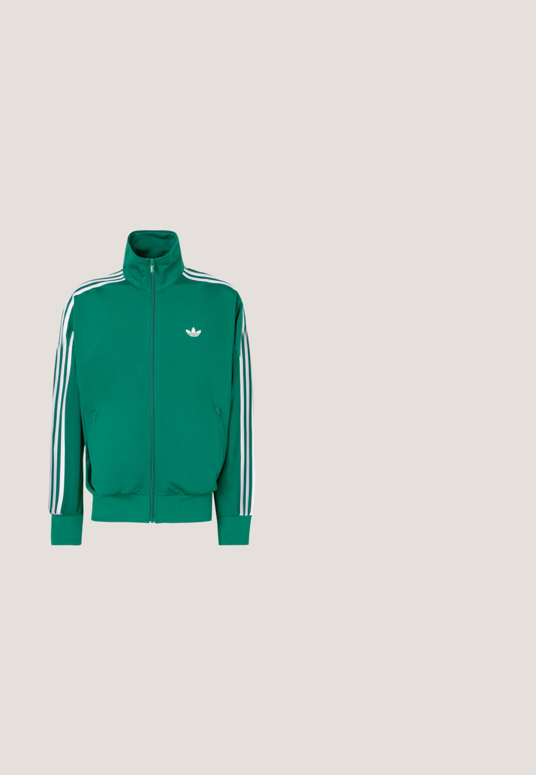 Grøn lynlåstrøje med høj krave, hvide accentstriber langs ærmerne og lille hvidt logo på brystet. Glat tekstur, atletisk design.; Grøn hættebluse lavet af bomuldsblanding, med en frontlomme, ribbede manchetter og et hvidt Adidas-logo på brystet.; Grønne sweatpants lavet af bomuldsblanding, med hvide sidelægger og et lille hvidt logo på det øverste venstre ben. Elastisk talje.; Hvid sneaker med mørkegrønne Adidas-striber og hælkappe, gummisål og hvide snørebånd, set fra siden mod en hvid baggrund.; Rektangulære mørkegrønne gennemsigtige solbriller med grå linser og subtile sølvpileformede detaljer på de ydre kanter af stellet.; Grøn duffeltaske med beige stropper, lynlås og rundt logo med teksten "Marc O'Polo Stockholm 1967" på forsiden.