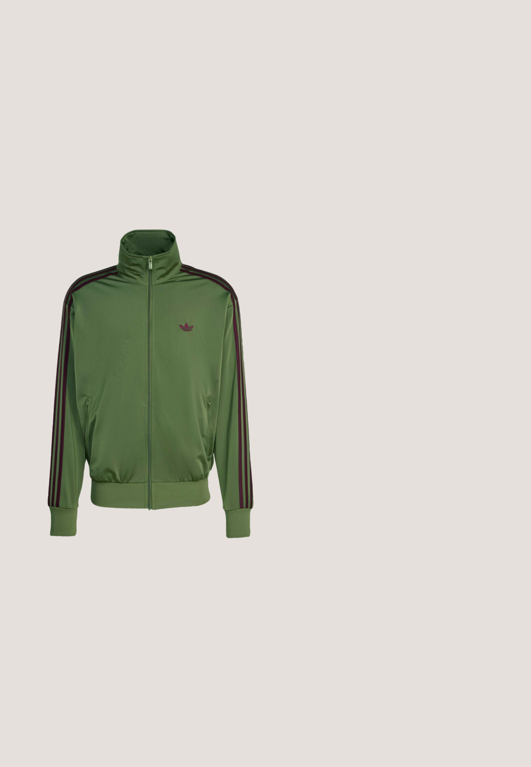 Grüne Zip-Jacke aus glattem Material mit hohem Kragen, versehen mit dunkelroten Streifen an den Ärmeln und einem gestickten Logo auf der Brust.; Grüne Kapuzensweatshirt aus Baumwollmischung, mit einer vorderen Tasche, gerippten Bündchen und einem weißen Adidas-Logo auf der Brust.; Grüne Sportshorts aus leichtem Material, mit weißen Seitenstreifen und einem Adidas-Logo am linken Saum. Elastischer Bund.; Sportliche Schuhe mit einer Farbgestaltung in Weiß, Teal und Schwarz. Mesh-Material, gepolsterter Kragen und drei schwarze Streifen an der Seite. Cloudfoam-Sohle.; Grüne Sonnenbrille mit ovalen Gläsern, Kunststoffrahmen und einem kleinen schwarzen Akzent an der Seite. Leichtes Design, ideal für die Freizeit.; Kompakte olivgrüne Umhängetasche aus strukturiertem Stoff, mit einer vorderen Reißverschlusstasche und verstellbarem schwarzem Kordelriemen.