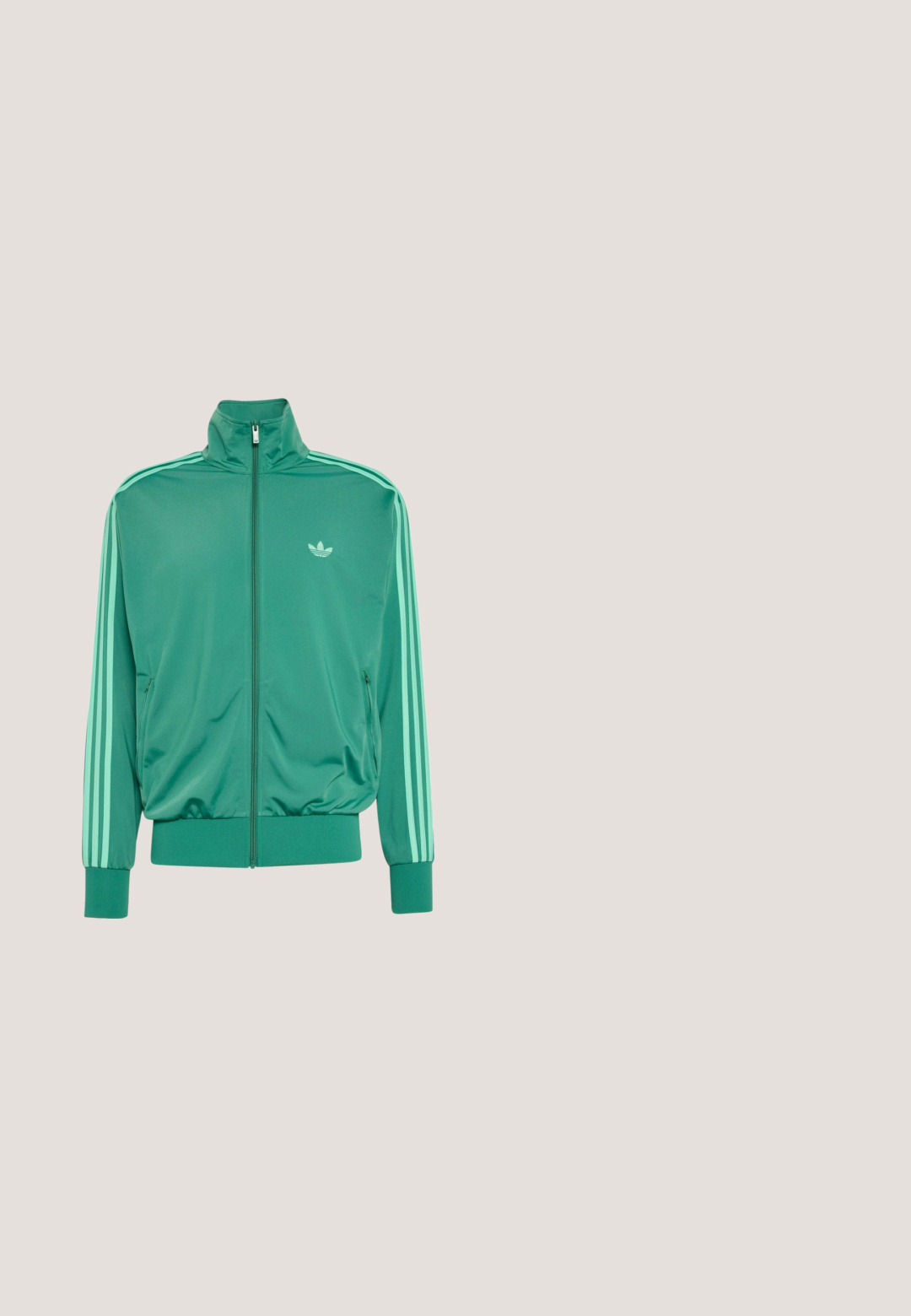 Grüne Trainingsjacke mit Reißverschluss und drei hellgrünen Streifen auf den Ärmeln, elastischen Bündchen und Saum sowie kleinem Adidas-Logo auf der linken Brust.; Grün und marineblaues Langarmshirt mit V-Ausschnitt, ausgestattet mit einer weißen Nummer "1" und drei Streifen entlang der Ärmel. Hergestellt aus weichem Stoff.; Türkisfarbene Jogginghose mit elastischem Bund, Seitentaschen und drei seitlichen Streifen in Schwarz, Weiß und Grau, mit kleinem weißen Adidas-Logo.; Schwarzer Adidas Spezial Sneaker mit pastellgelben, pinken und blauen Streifen, lavendelfarbenem Fersenlaschen und brauner Sohle, schwebend über einer Betonkante.; Sportsonnenbrille mit einem schwarzen Kunststoffrahmen, übergroßen getönten grauen Gläsern, kantigem Design und einem oberen Rahmen für zusätzliche Stabilität.; Schwarzer Kordelrucksack mit weißem Adidas-Logo mittig auf der Vorderseite, mit einfachem, glattem Stoff und oben mit Zugverschluss.