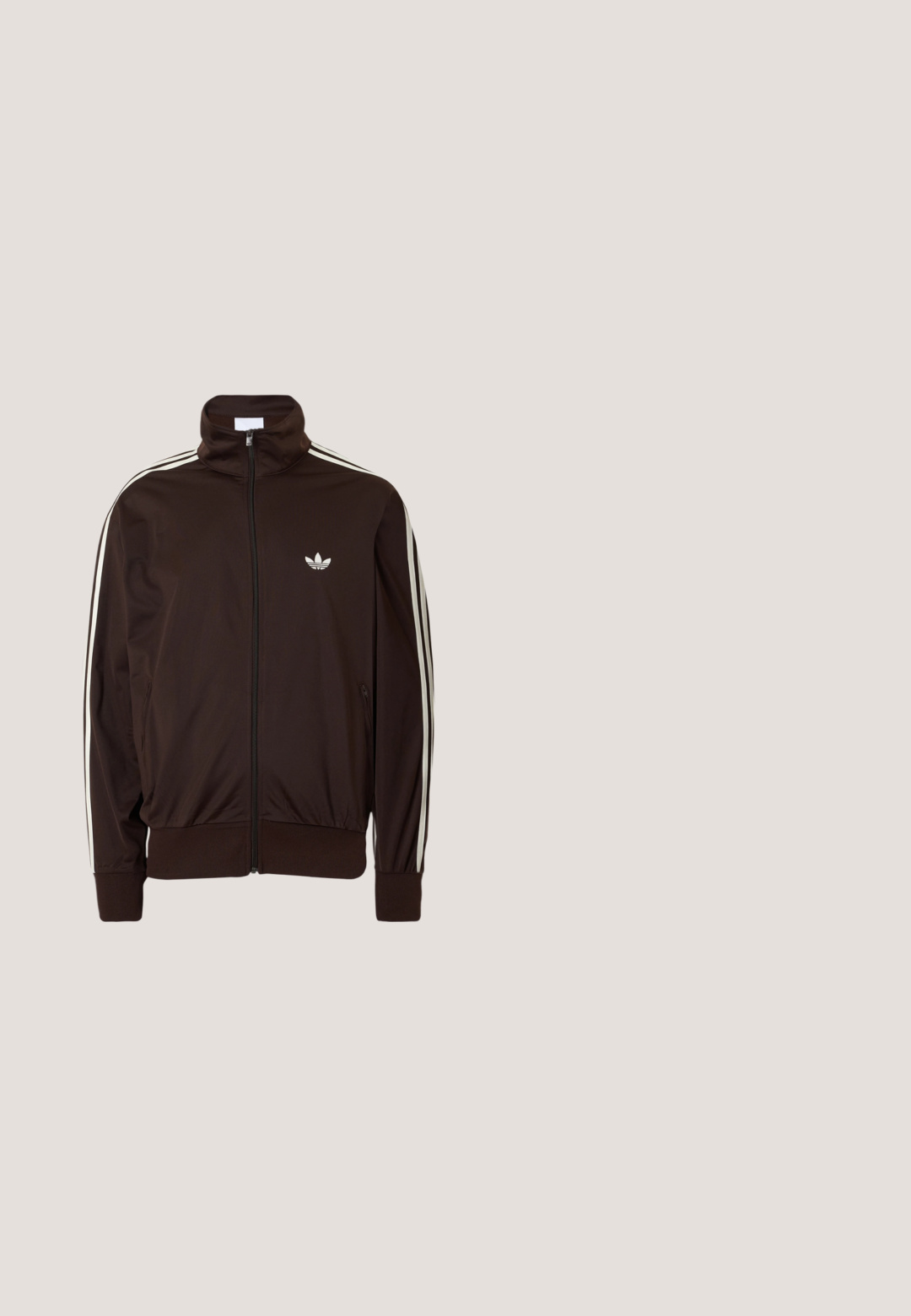 Mørkebrun trackjakke med lynlås, hvide tre striber langs ærmerne og et lille hvidt Adidas trefoil-logo på brystet.; Sort polo skjorte med hvide striber og logo; har korte ternede ærmer og en hvid krave med knaplukning.; Sorte Adidas træningsbukser med elastisk taljebånd, hvide sidelommer, lynlåslommer og lille trefoil-logo på venstre lår.; Sorte træningssko lavet af mesh og syntetiske materialer, med en tekstureret overflade, flere grå striber og en polstret krave.; Sorte sportsolbriller med buede linser i regnbuens farver og en let ramme, designet til udendørs aktiviteter.; Sort skuldertaske med en glat stoftekstur, rektangulær form, enkelt justerbart strop og lynlås lukning i toppen. Lille logo-patch på forsiden.