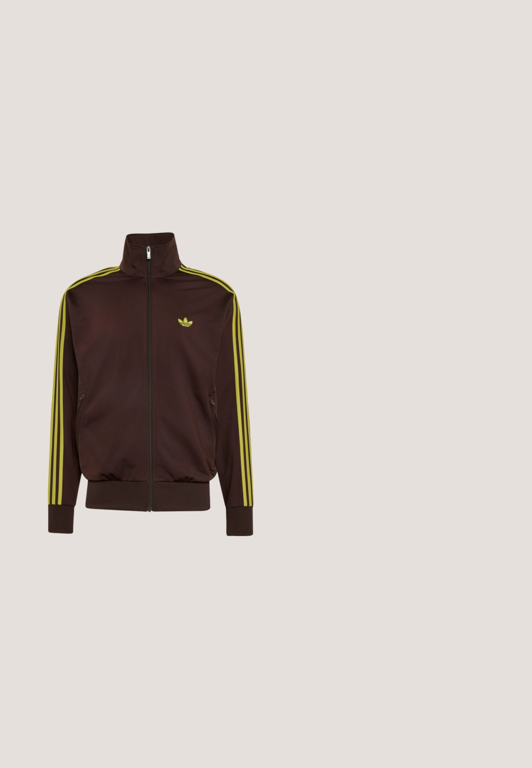 Chaqueta deportiva marrón con cremallera, cuello alto, rayas amarillas a lo largo de las mangas y pequeño logo amarillo en el pecho izquierdo.; Polo marrón de manga larga con cuello negro, rayas negras en las mangas y pequeño logo negro de Adidas trefoil en el pecho izquierdo.; Pantalones deportivos de color verde oscuro con cintura elástica, diseño de pierna recta y franjas laterales negras. Fabricados en tejido suave y elástico.; Zapatillas de running de color crema claro con rayas diagonales marrón oscuro, parte superior de malla texturizada y suela acolchada. Presentan el logo amarillo "ADIZERO".; Gafas de sol deportivas con un marco rectangular marrón delgado y lentes degradados amarillos y azules, que presentan un puente nasal pronunciado y empuñaduras texturizadas en las patillas.; Neceser marrón con cremallera de forma redondeada, con una superficie texturizada, herrajes en negro y una pequeña etiqueta con el logo en la parte frontal.