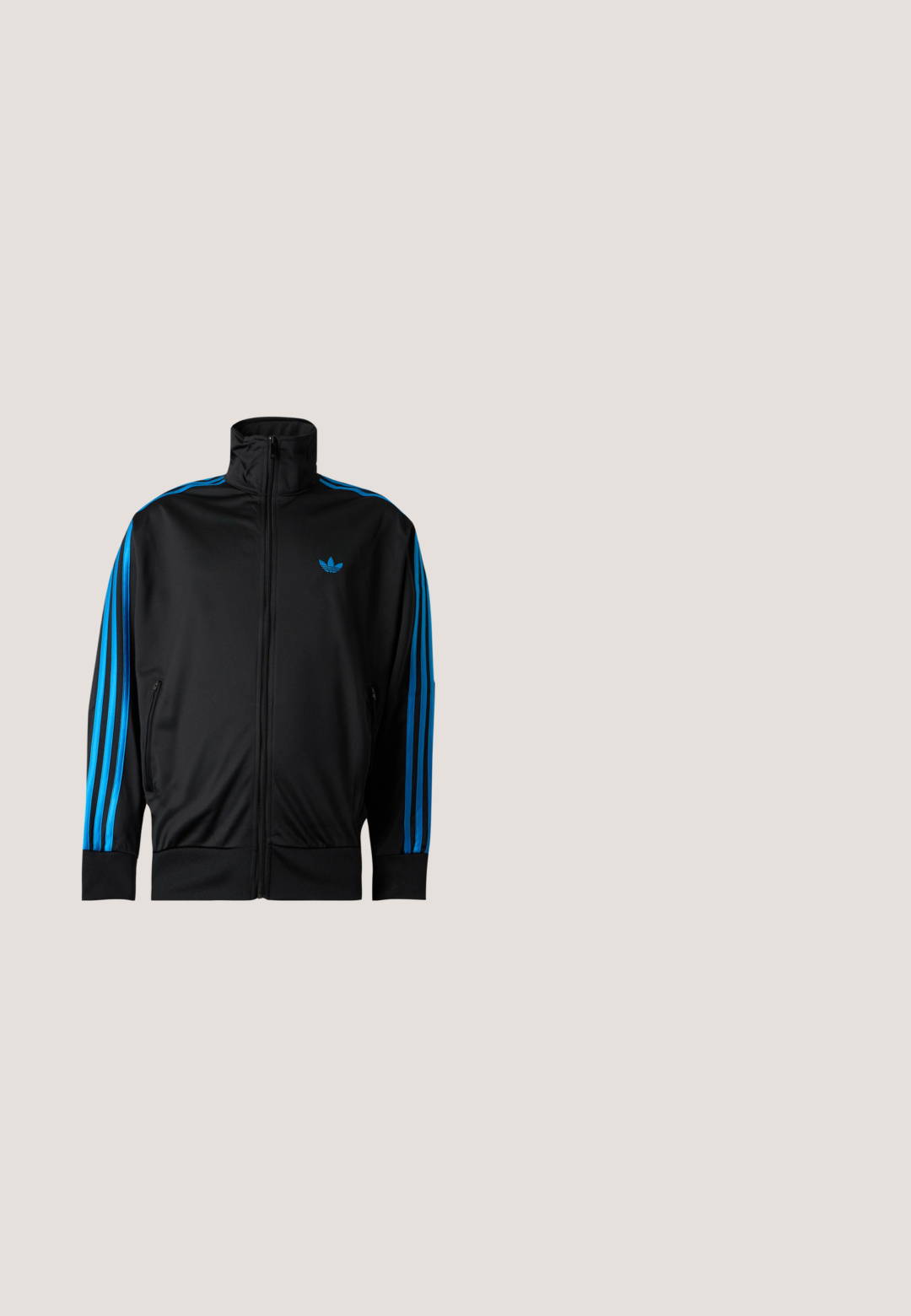 Must ZIP-kinnitusega spordijakk kõrge kraega, sinised triibud varrukatel ja väike sinine Adidas logo vasakul rinnal.; Hele sinine pullover-topp kõrgema kraega, poollukustusega ning tumedate siniste ja valgete aktsentpaneelidega. Varrastel on kolm valget triipu.; Sinine Adidas spordisärk valge logoga rinnal, valgete triipudega õlgadel ja neoonkollase ääristusega õmblustel.; Mustad mustekad kokkuvõtlikud spordipüksid elastse vöökohtkega, millel on sinised triibud külgedel ja logo vasakul esiküljel.; Mustad kummist saapad, sileda viimistlusega, ümarate varvastega, tekstureeritud tallaga ja ülaosas reguleeritava rihmaga kindlaks istuvuseks.; Üks suurte prillide mudel musta ja kullatud metalli raami ning gradientsiniste läätsedega; nurga kujundus; minimaalne bränding templite peal.