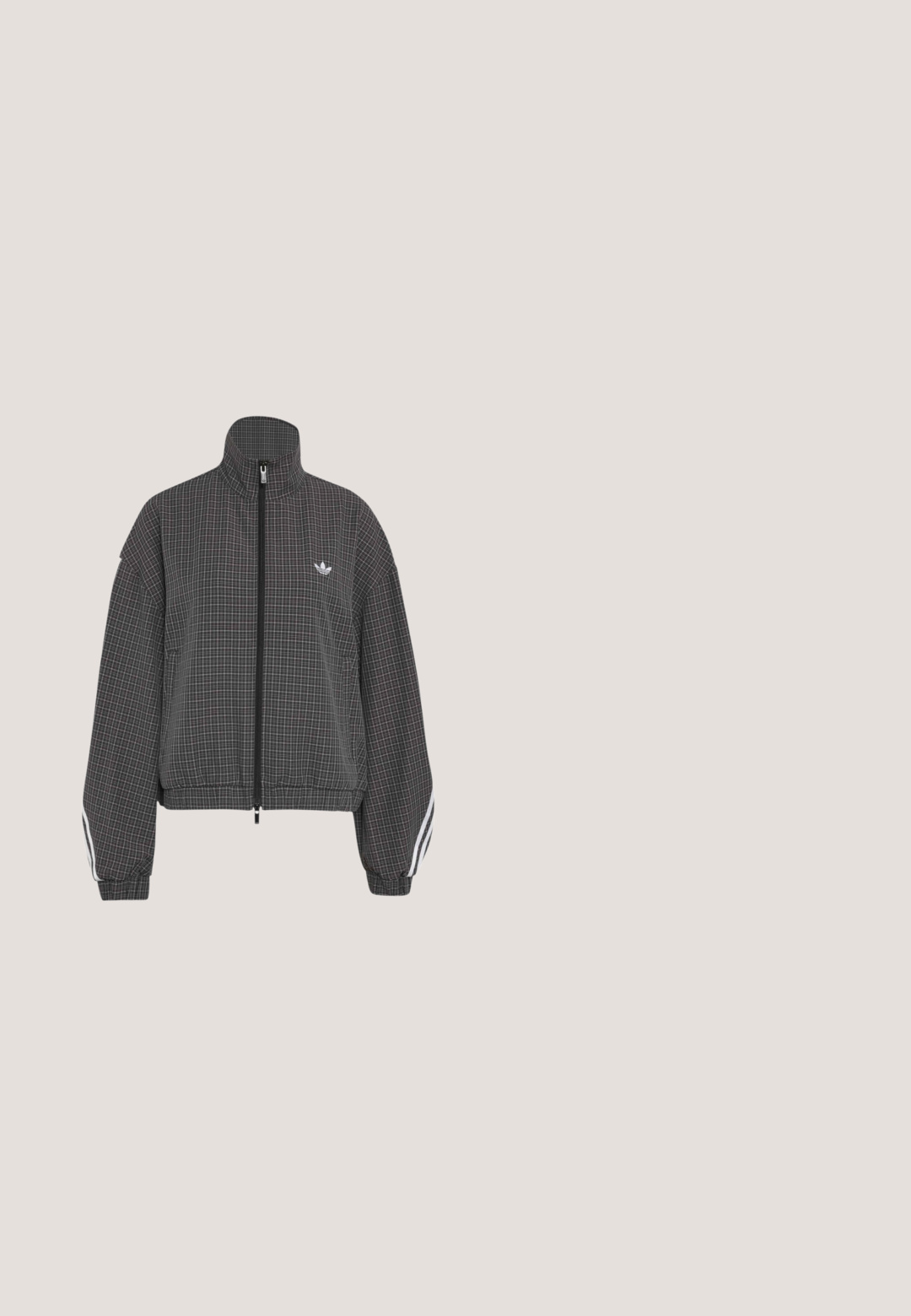 Chaqueta con cremallera a cuadros en negro y gris, con cuello alto, puños y dobladillo elásticos, rayas blancas en las mangas y pequeño logo blanco de adidas en el pecho.; Camiseta de algodón negra de manga corta con cuello redondo, que presenta rayas blancas en los hombros y un pequeño logo blanco de Adidas en el pecho.; Pantalones cortos deportivos negros hechos de tejido elástico, con franjas blancas en los lados y un logo de Adidas en la parte inferior de la pierna derecha. Textura suave.; Zapatilla de deporte de cuero negro y ante con una correa de Velcro, que presenta tres rayas blancas y una suela de goma, etiquetada "SAMBA" en el lateral.; Gafas de sol rectangulares negras con lentes tintados en marrón y brazos con un patrón de acolchado sobre un fondo blanco.; Bolso de cuero negro con forma rectangular, que cuenta con dos asas, ribete blanco y un pequeño logo blanco en el frente.