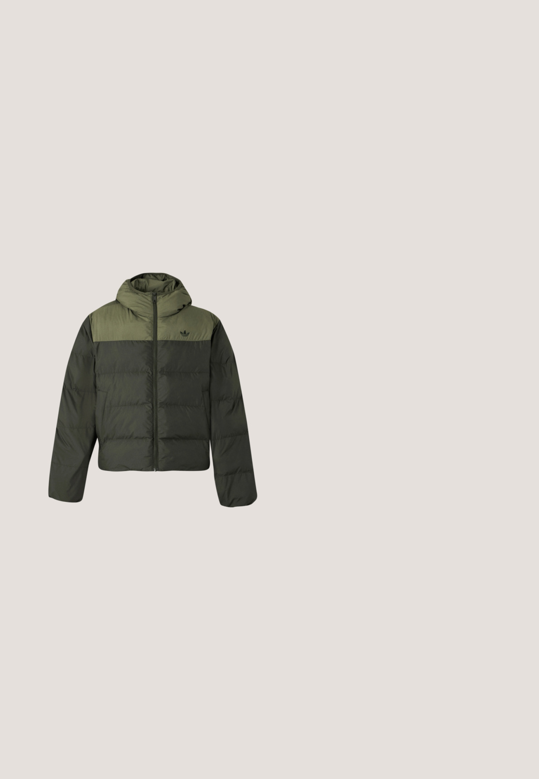 Chaqueta acolchada verde oscuro con panel superior verde más claro, cremallera frontal, cuello alto y logo de Adidas en el pecho.; Sudadera negra con bolsillo, con costuras verdes y pequeño logo verde en el pecho. Presenta capucha con cordón y mangas largas.; Camiseta de algodón negra con un gráfico verde desgastado que presenta tres rayas y la palabra "Originales" debajo en blanco, cuello redondo, mangas cortas.; Pantalones deportivos en color verde azulado con cintura ajustable por cordón, puños elásticos y rayas negras en los lados. Fabricados con un tejido ligero, presentan un logo cerca de la cadera.; Zapatillas deportivas con una combinación de colores blanca, verde azulado y negra. Material de malla, cuello acolchado y tres franjas negras en el costado. Suela Cloudfoam.; Pequeño bolso bandolera verde oliva de Adidas con correa negra ajustable y logo blanco en el bolsillo delantero.