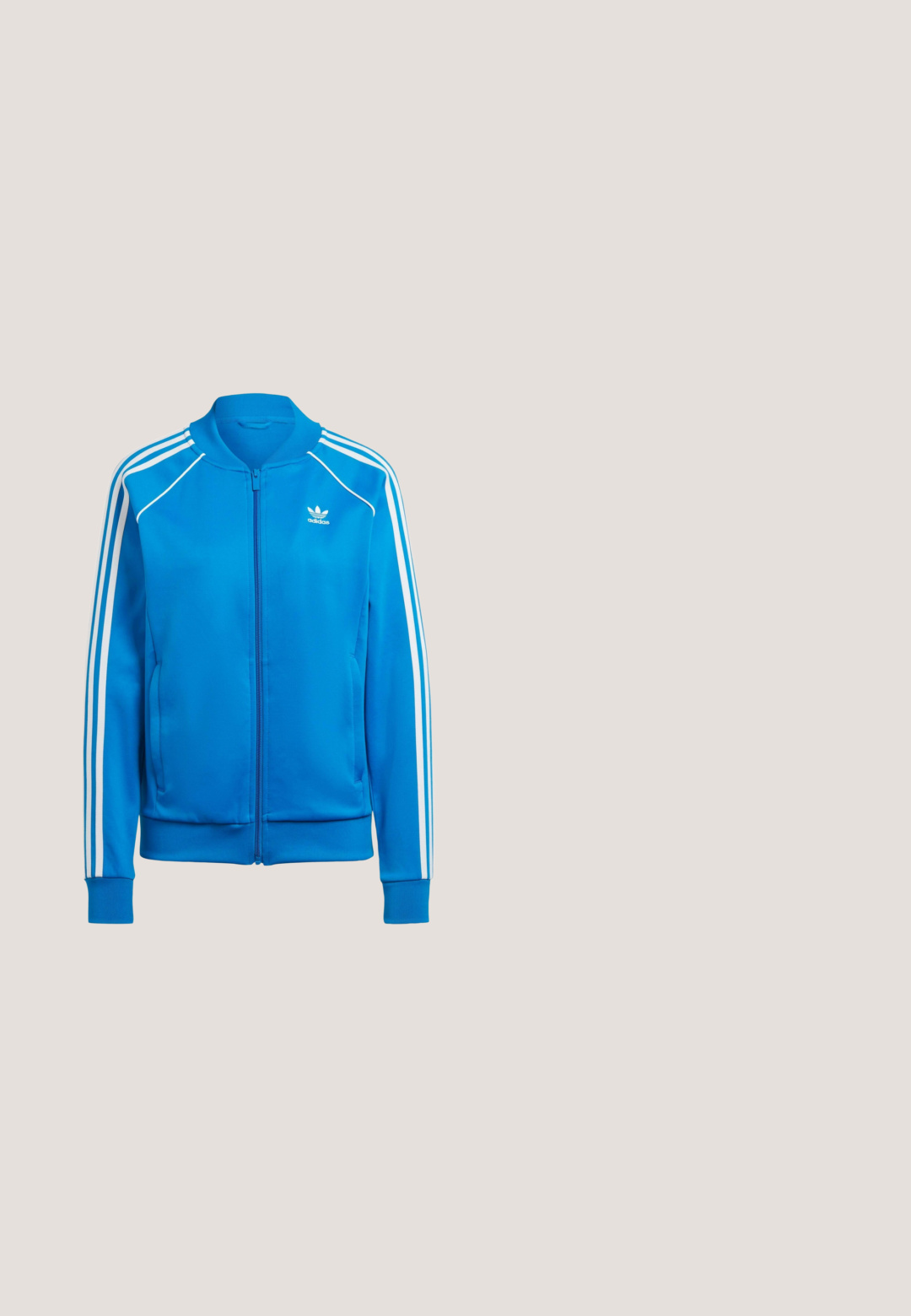 Blaue Zip-Jacke aus glattem Stoff. Verfügt über weiße drei Streifen an den Ärmeln, gerippte Bündchen und einen runden Kragen. Keine sichtbaren Taschen.; Hellblaues Poloshirt mit kurzen Ärmeln und vertikalen Streifen, weißen Akzenten und auffälligem weißen "adidas"-Logo auf der Vorderseite.; Marineblaue Sportshorts mit einem Kordelzugbund, ausgestattet mit weißen Seitenstreifen und einem gestickten Logo auf der linken unteren Seite. Weichelastischer Stoff.; Blauer Sneaker aus synthetischem Leder mit gelben Akzenten, drei Streifen, einer Gummisohle und abgerundeter Spitze. Schnürverschluss.; Blaue und weiße Handtasche mit glänzendem Finish, ausgestattet mit zwei blauen Griffen, einem abnehmbaren Schulterriemen und einem auffälligen blauen Logo auf der Vorderseite.; Silberne dreieckige Ohrringe mit abgerundeten Perlenakzenten entlang der Kanten. Präsentiert den Markennamen "LIU·JO" auf der Oberfläche. Glatte metallische Oberfläche.