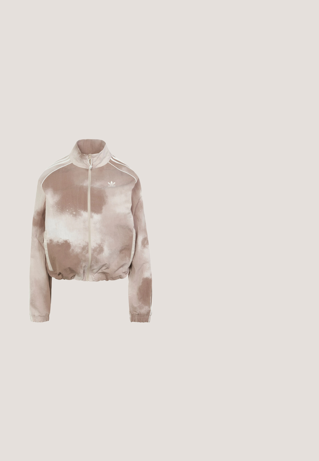 adidas Originals FADE HALF-ZIP - Træningsjakke - beige; Sort bomulds t-shirt med korte ærmer og rund hals, der har hvide striber på skuldrene og et lille hvidt Adidas-logo på brystet.; Sorte sportsbukser lavet af blødt materiale, med hvide og gule lodrette striber på siderne og en snøre i taljen.; Slip-on sneakers med beige og brunt slangehudsmønster, tre mørkebrune striber, en gummisål og "Tokyo"-mærkning på siden.; Sort rektangulær skuldertaske med lynlås og hvid Adidas trefoil-logo på frontens midte.; Streng af hvide runde perler med en enkelt perlevedhæng, fastgjort med en kort guldkæde med lås på en hvid baggrund.