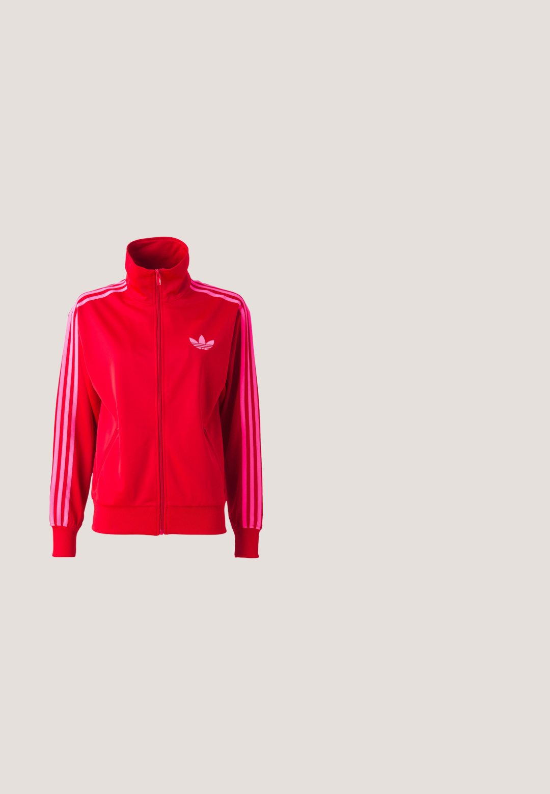 Rød atletisk jakke lavet af glat stof, med høj krave, fuld lynlås og tre pink striber ned ad hver ærme. Lille logo på brystet.; Rød Adidas T-shirt med korte ærmer og mørkerød kant på krave og ærmer, med tre striber på skuldrene og lille logo på venstre bryst.; Vidde støvede lyserøde Adidas bukser med elastisk talje, tre lysere sidelister og et trebladet logo på det øverste lår.; Maroon Adidas Spezial-sneaker med gummisål, gyldt logo på siden og frynset snørelåg på ensartet hvid baggrund.; Lille rød håndtaske med krokodilletekstur og en enkelt strop med et guldbælte på en hvid baggrund.; Rosenrødt kædehalskæde med et delikat design, glat tekstur og et lille logo vedhæng med justerbar låsemekanisme.