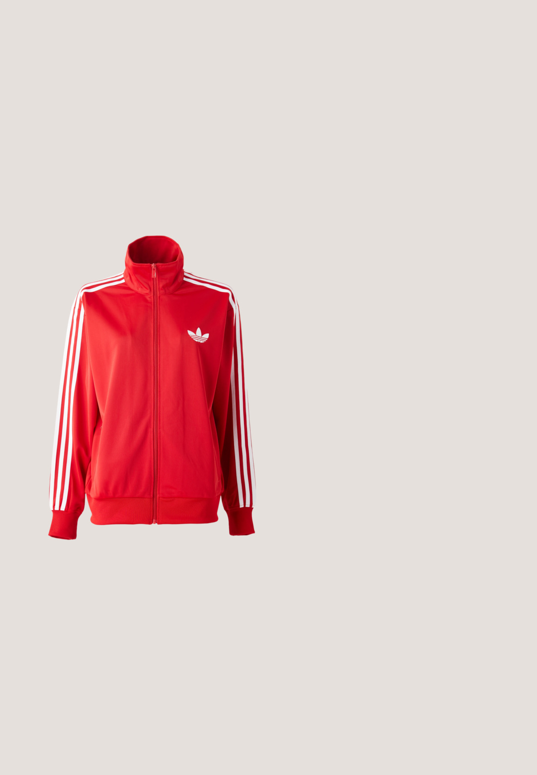 Rød zip-up træningsjakke lavet af glat stof, med hvide tre-striber på ærmerne og et lille hvidt logo på brystet.; Grøn T-shirt med korte ærmer og et hvidt læbeliptryk med polkaprikker, omkranset af guldfolie, placeret midt foran.; Cremefarvede bukser med vide ben, elastik i taljen og tynde blå og gule sidelister, vist mod en hvid baggrund.; Gul ruskindssneaker med røde striber, flad sål og polstret krave; har snørelukning og mærketag.; Denim tote taske med slidte lapper, top håndtag og justerbar skulderrem. Har et sort label med hvid tekst på forsiden.; Guldfarvet ring med en glat, rund form, prydet med farvede sten—rød, grøn, blå og pink—der er sat jævnt rundt om bæltet.