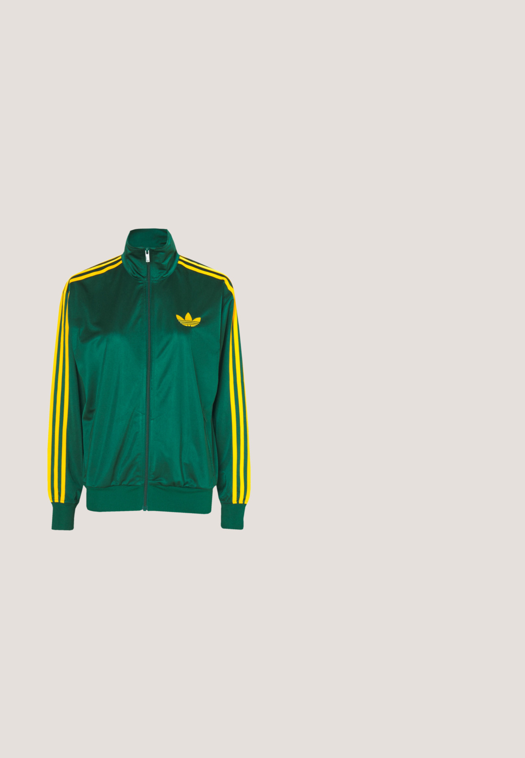 Grøn satin trackjakke, lynlåsfortil, høj krave, gul tre-stripes design på ærmerne og et lille gult logo på brystet.; Grøn kortærmet t-shirt med lyserøde striber på skuldrene og Adidas trefoil-logo på brystet.; Mørkegrønne sportsshorts med elastisk talje, prydet med gule sidelister og et broderet gult logo på underbenet.; Limegrøn syntetisk sportssko med en glat tekstur, der har tre hvide striber, en blød indvendig foring og en tekstureret gummiydersål.; Rød rektangulær håndtaske med to lange håndtag og lille Adidas-logo foran, lavet af glat læderlignende materiale.; Grøn stof scrunchie med plisseret design, cirkulær form og justerbare bånd til sikker fastgørelse. Glat tekstur, let materiale.