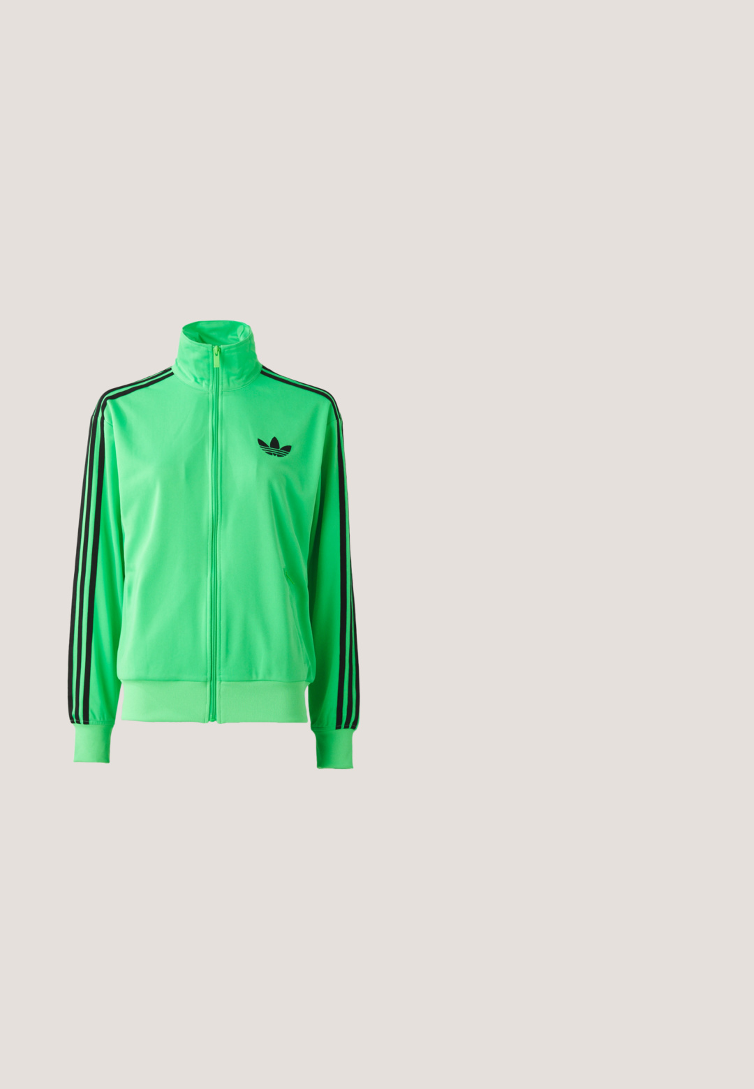 Grøn polyester træningsjakke med høj krave, sorte tre-striber langs ærmerne og et lille sort logo på brystet.; Gul Adidas t-shirt med korte ærmer med olivengrøn krave, ærmekanter, skulderstriber og lille Trefoil-logo på brystet.; Lysegrønne bukser med vide ben og mørkegrønne polkaprikker, elastisk talje, hvide sidelister og lille hvid Adidas-logo på låret.; Lys gule atletiksko med sorte striber og snørebånd; har en struktureret overdel og suedefornum. Brugt med hvide ribbede sokker.; Skinnende mørkeblå håndtaske med dobbelte håndtag og justerbar rem, med en stor hvid Adidas trefoil-logo på forsiden.; Manchetarmbånd fremstillet af snoet sølvfarvet metal med et fletmønstret design, åbne ender og glat tekstur.