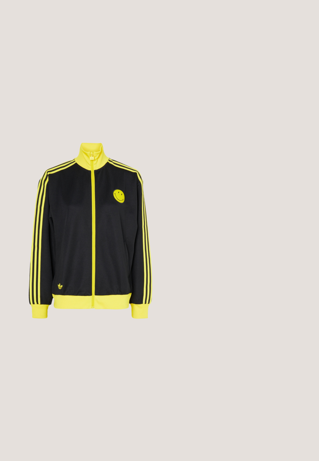 Schwarze Zip-Jacke mit gelben Akzenten, hohem Kragen, Smiley-Gesicht-Logo auf der linken Brust und drei horizontalen gelben Streifen an jedem Ärmel.; Schwarzes kurzärmeliges Hemd mit weißer Einfassung am Kragen und an den Manschetten, weißen perforierten Streifen entlang der Schultern und Ärmel, kleines Adidas-Logo auf der Brust.; Schwarze Sportshorts mit elastischem Bund, mit drei goldenen Streifen an der Seite und Blumenstickerei in verschiedenen Farben.; Schwarzer Sneaker mit niedrigem Profil und dezentem Blumenmuster, schwarzen Schnürsenkeln, grünem Fersenband und goldenem Logo auf Zunge und Ferse.; Schwarze Kunstledertasche mit runder Form, ausgestattet mit einem bunten "Adidas"-Logo, Obergriffen und einem verstellbaren Schultergurt. Mit weißen Akzenten.; Massiver offener Metallring mit abgerundeter, hellvioletter Emaille-Oberfläche mit grünen Streifen und zwei erhabenen transparenten blauen Perlen.