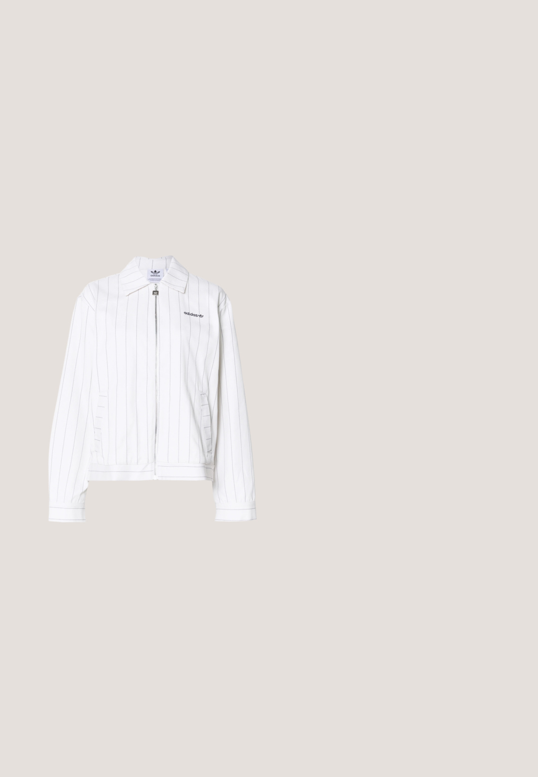 Valkoinen vetoketjullinen takki, jossa on pystysuorat mustat raidat, terävä kaulus, sivutaskut ja musta Adidas-logo rinnassa.; Ruskea huppari pehmeästä kankaasta, jossa on kengurutasku, kiristysnyöri hupussa ja valkoinen Adidas-logo rinnassa. Normaali leikkaus.; Vaaleanharmaat Adidasin leveälahkeiset verkkahousut, joissa elastinen vyötärö, valkoiset kolme raitaa sivuilla, vetoketjutasku ja hienovarainen kukkakirjailu vasemmassa lahkeessa.; Beige urheilukenkiä, joissa on teksturoitu mokkanahkapinta, huomiota herättävä kaareva kumipohja ja nauhallinen sulku. Sivustoilla on kohokuviointiyksityiskohtia.; Beige, pehmeä hobo-laukku suurella muotoilulla. Ominaisuuksina olkahihna, sivuistukkeet ja etuosa logopatchilla. Tasainen pinta.; Kultaiset soikeat korvakorut, joissa on yksityiskohtaiset leijonankasvot keskellä, ympäröitynä kaarevalla pienistä kirkkaista strassikivistä koostuvalla kuviolla.