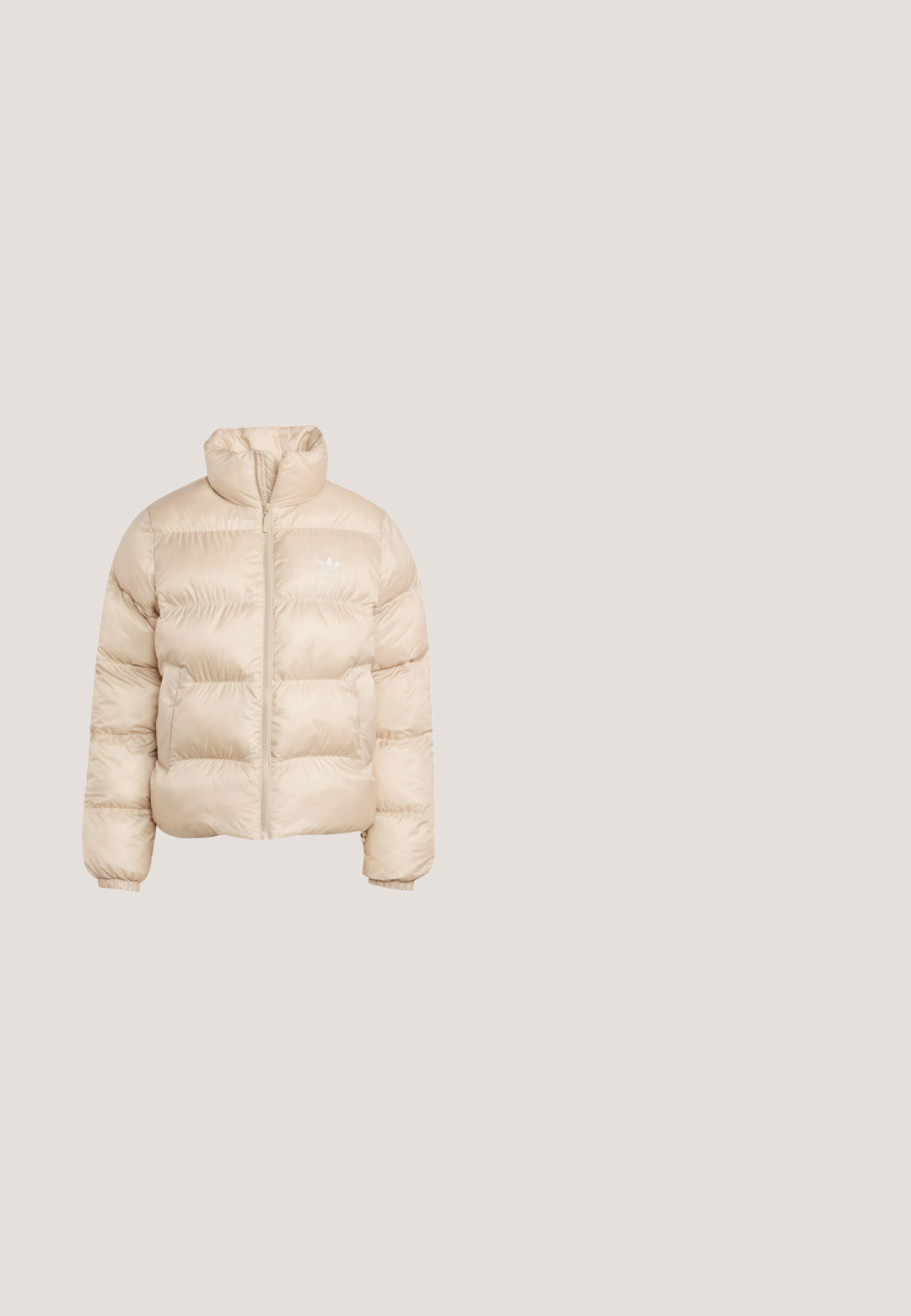 Chaqueta acolchada beige con cuello alto, cierre de cremallera y dos bolsillos delanteros. Presenta un diseño acolchado y un logo sutil en el pecho.; Sudadera de color crema con cuello redondo, mangas largas y pequeño logo de Adidas en el pecho izquierdo, con puños y dobladillo acanalados.; Camisa de color crema de manga corta con ribete negro en el cuello y los puños, rayas gemelas negras con costuras en los hombros, y pequeño logo negro de Adidas en el pecho.; Pantalones beige de pierna ancha con cinturilla elástica, bolsillos laterales y triple raya blanca a lo largo de los laterales exteriores de las piernas.; Zapatilla con patrón de piel de vaca en beige y negro, tres rayas negras, punta de goma blanca y suela texturizada. Presenta cordones y marca.; Bolso rectangular de color crema con doble asa, correa de hombro desmontable y logo sutil en relieve en el centro delantero.