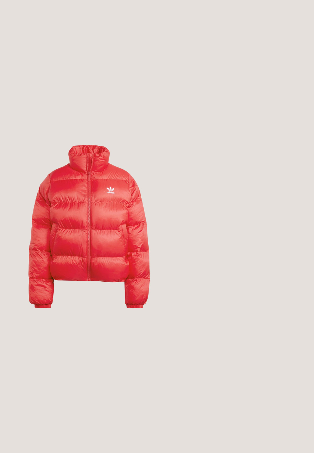 Chaqueta acolchada roja con cremallera completa en el frente, cuello alto, puños elásticos y logo blanco de Adidas en el lado izquierdo del pecho.; Jersey rojo de punto con cremallera, cuello alto y puños acanalados, patrón sutil de espiga y pequeño logo blanco en el pecho izquierdo.; Camiseta de algodón roja con cuello redondo, mangas cortas, con acentos de tres rayas blancas en los hombros y un pequeño logo blanco en el pecho.; Pantalones deportivos de color crema con rayas rojas a los lados, con un logo de corazón rojo en el muslo izquierdo y un bolsillo lateral con cremallera.; Zapato plano rojo y blanco con puntera redonda, hecho de material sintético liso. Presenta tres rayas rojas y una suela de goma color cuero claro.; Bolso bandolera rectangular rojo de Adidas con ribete blanco y asas largas blancas, con detalle del logo en negro y dorado en la parte delantera.
