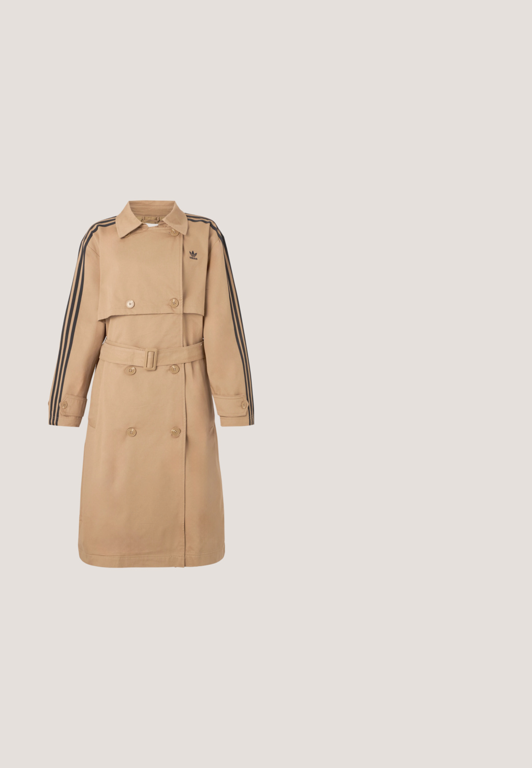 Beige trenchcoat med dobbeltradede knapper, bælte og sorte stribede detaljer på ærmerne; har krave og sidelommer.; Brun strikket sweatshirt med rund hals, faldende skuldre, ribbede ærmeafslutninger og en hvid broderet logo på venstre bryst.; Ensfarvet hvid t-shirt med korte ærmer og rund halsudskæring med en lille "WEEKDAY" label indeni halskanten, vist fladt på en lys baggrund.; Brune træningsbukser med elastisk talje, to sidelommer og et lille logo på venstre side, lavet af et blødt stof.; Beige ruskindssneaker med lyseblå striber, med en gum-sål, gyldent "Gazelle"-logo og klassisk snøredesign på en grå overflade.; Brun læderhåndtaske med to lange håndtag, samlet design, aksenter i guldtonet metal og en tekstureret overflade.