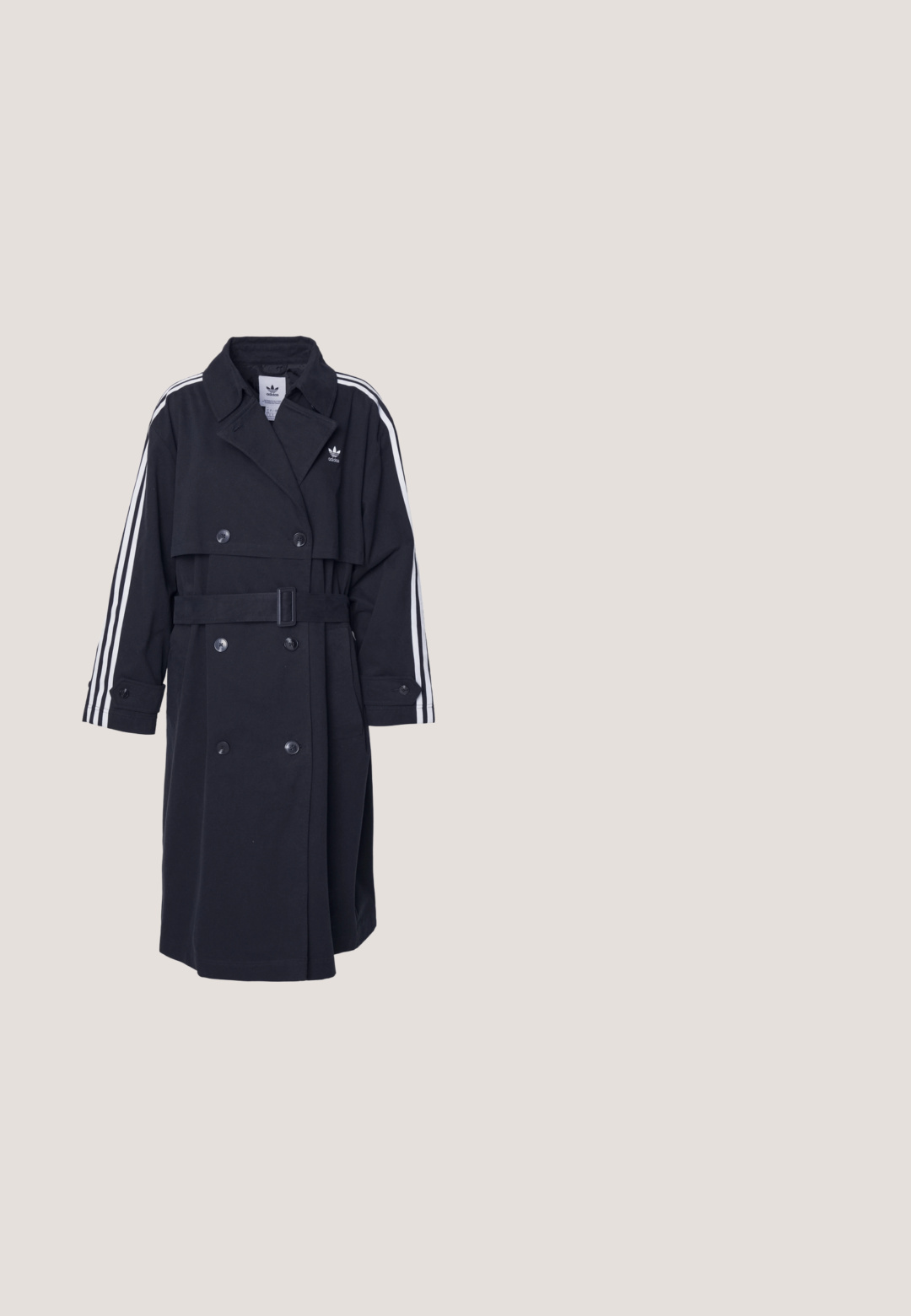 Manteau noir en trench avec fermeture croisée, taille ceinturée et motif à trois rayures blanches sur les manches. Il présente un tissu lisse et un col cranté.; Hoodie noir avec un graphisme central représentant une illustration de style japonais d'une figure au milieu de vagues et de nuages. Cordons à la capuche.; Pantalons cargo noirs avec une coupe large, taille élastique avec une ceinture, et deux grandes poches latérales pour le rangement.; Baskets blanches chunky avec une tige texturée, un col rembourré et une semelle épaisse à stries. Présente des lacets noirs contrastants et un détail de marque.; Petit sac bandoulière noir compact avec sangle réglable, poche avant zippée et logo Hedgren sur une surface en tissu lisse.; Ceinture en tissu tissé noir avec une boucle en métal. Surface lisse et longueur réglable ; présente un design épuré et des accents minimalistes.